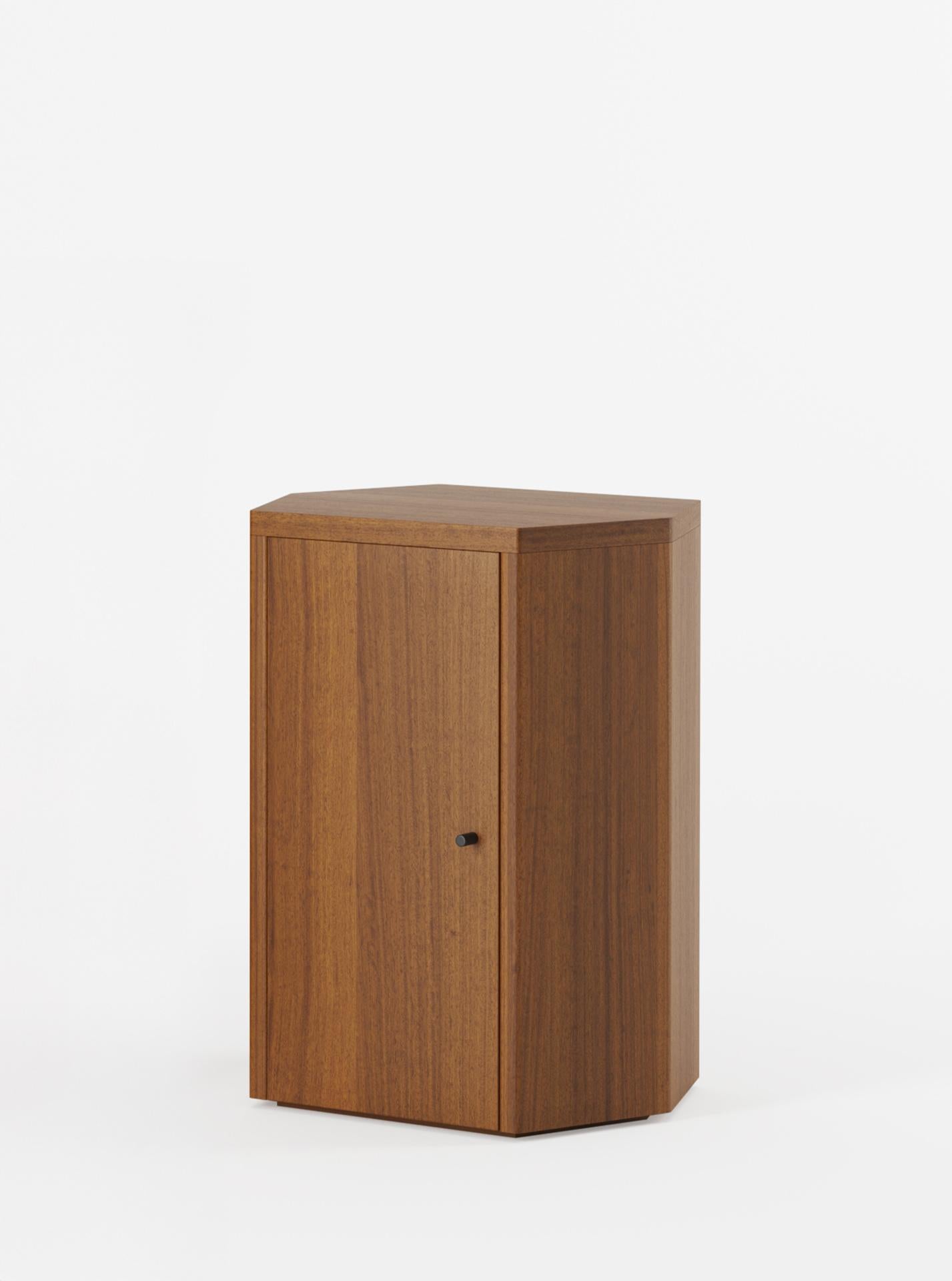 Paar Park-Nachttische aus Iroko-Holz von Yaniv Chen für Lemon (Minimalistisch) im Angebot