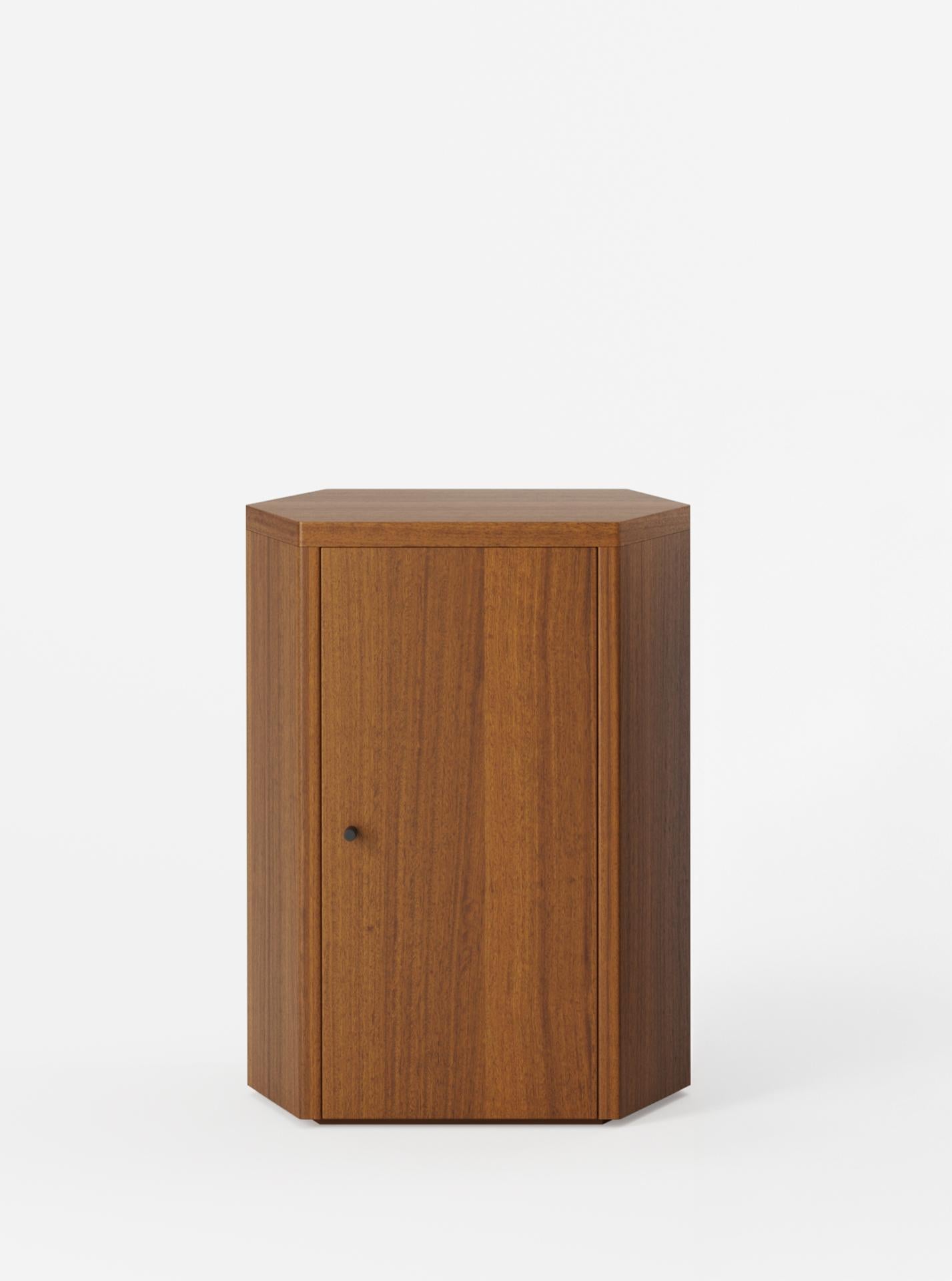 Paar Park-Nachttische aus Iroko-Holz von Yaniv Chen für Lemon (Südafrikanisch) im Angebot