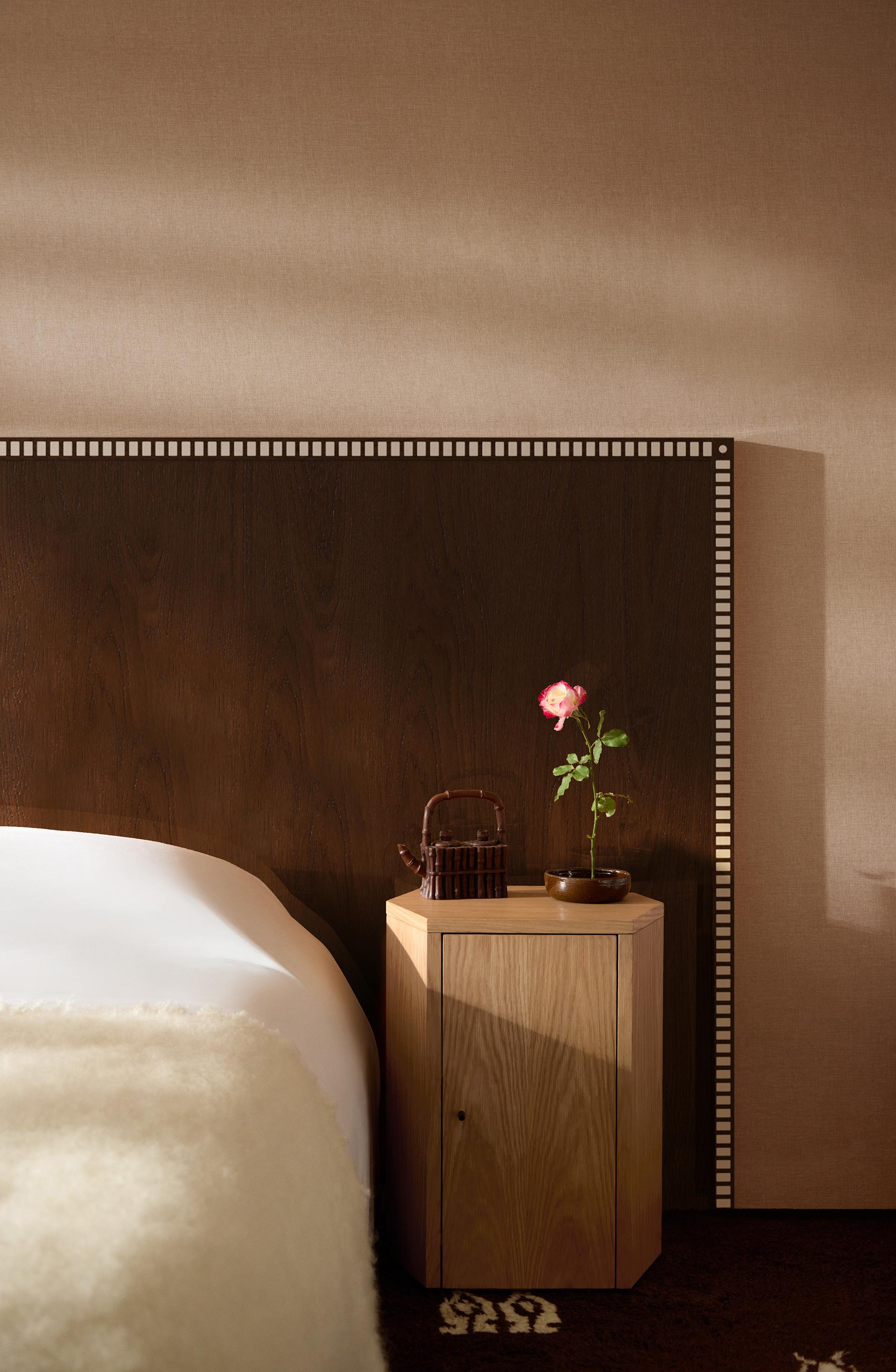 Di proporzioni ordinate e con dettagli eccezionali, il comodino Park è il tuo compagno di letto perfetto. Nella nostra produzione di mobili, l'idea è quella di creare pezzi speciali attorno ai quali si possa costruire uno spazio, il cui design metta