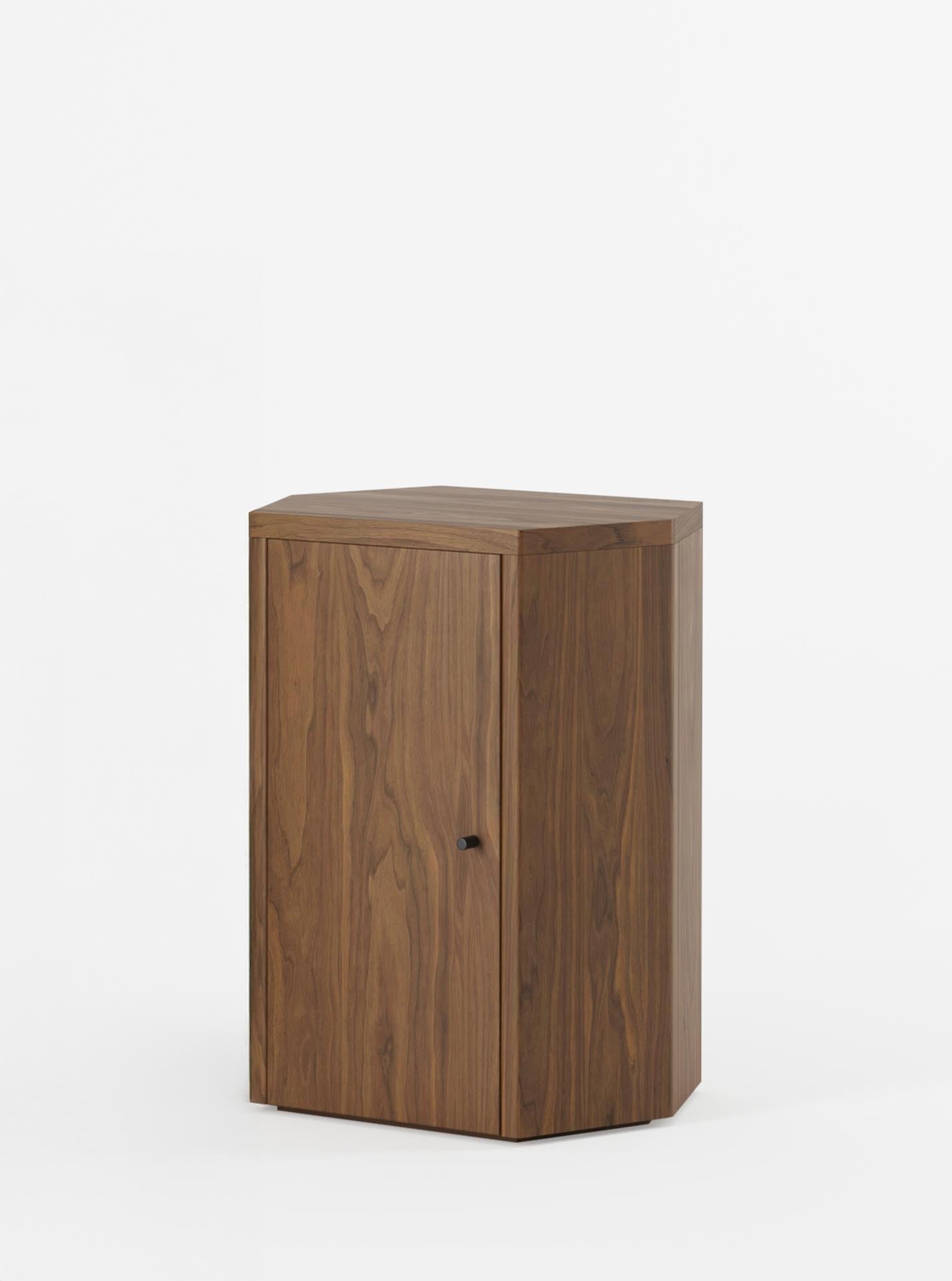 Paar Park-Nachttische aus geöltem Nussbaumholz von Yaniv Chen für Lemon (Minimalistisch) im Angebot
