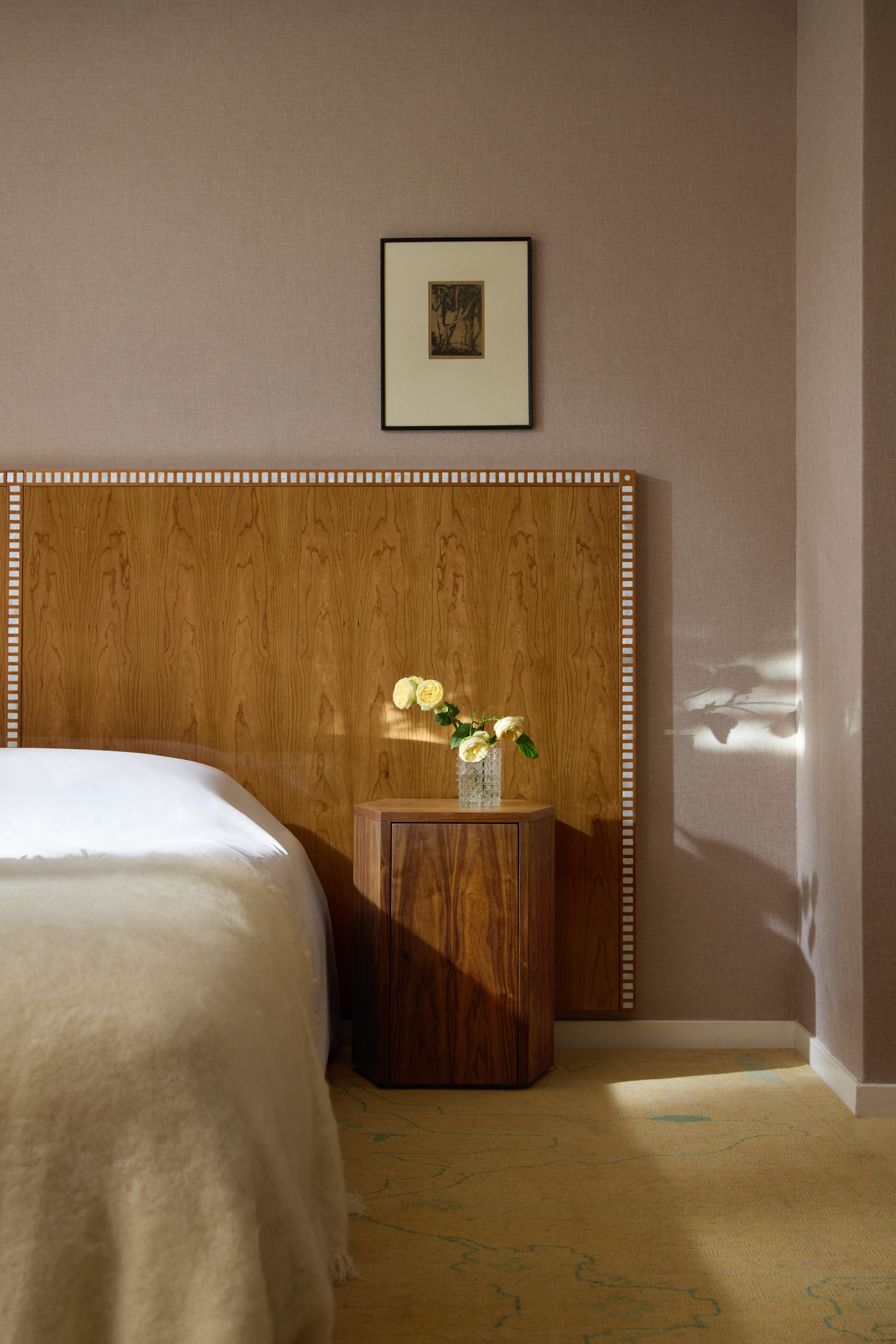 
La table de nuit Park est l'incarnation même de l'artisanat exquis, avec des dimensions méticuleusement proportionnées et des détails exceptionnels qui en font un compagnon de chevet idéal. Nos pièces de mobilier sont conçues avec soin pour devenir