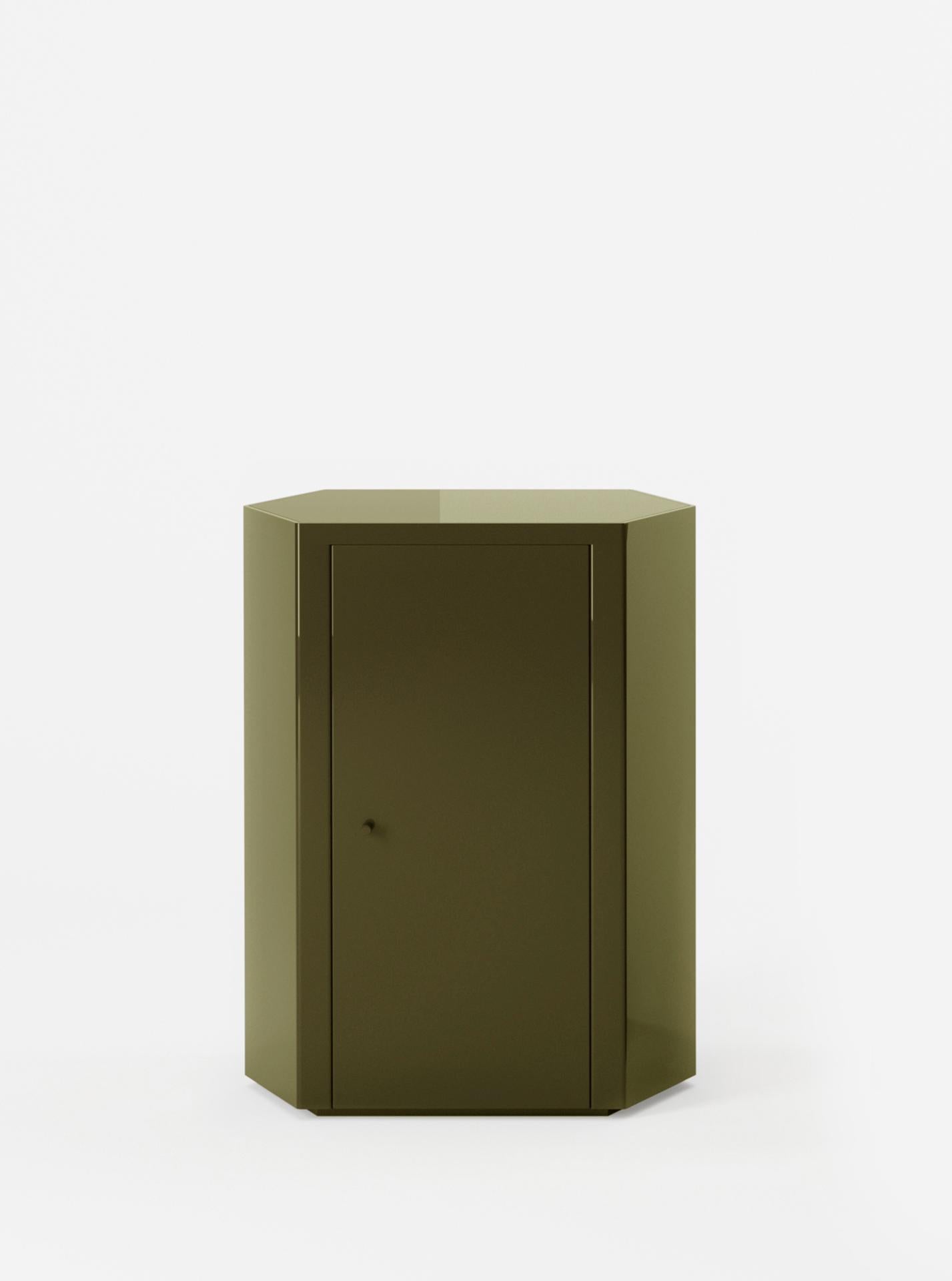 Pareja de mesillas de noche Park en laca verde oliva uniforme de Yaniv Chen para Lemon Sudafricano en venta