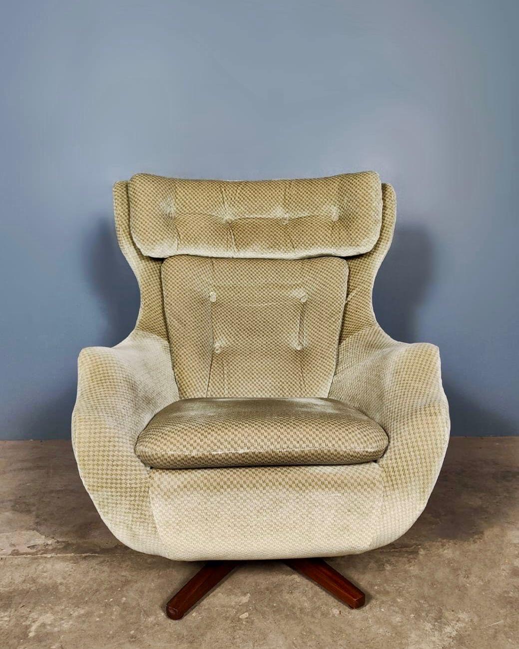 Mid-Century Modern Pair Of Parker Knoll Statesman Swivel Egg Lounge Chairs Mid Century Vintage For Sale