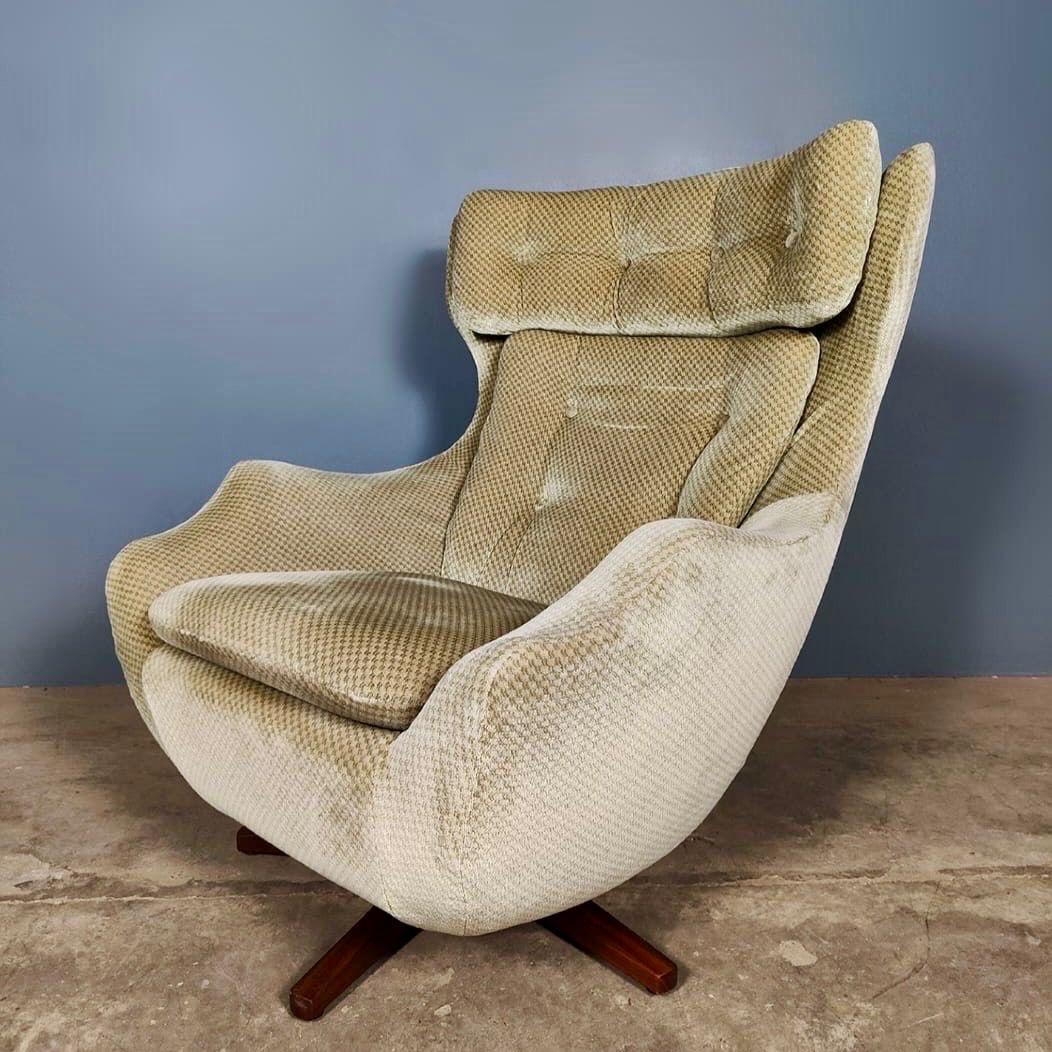 Unknown Pair Of Parker Knoll Statesman Swivel Egg Lounge Chairs Mid Century Vintage For Sale