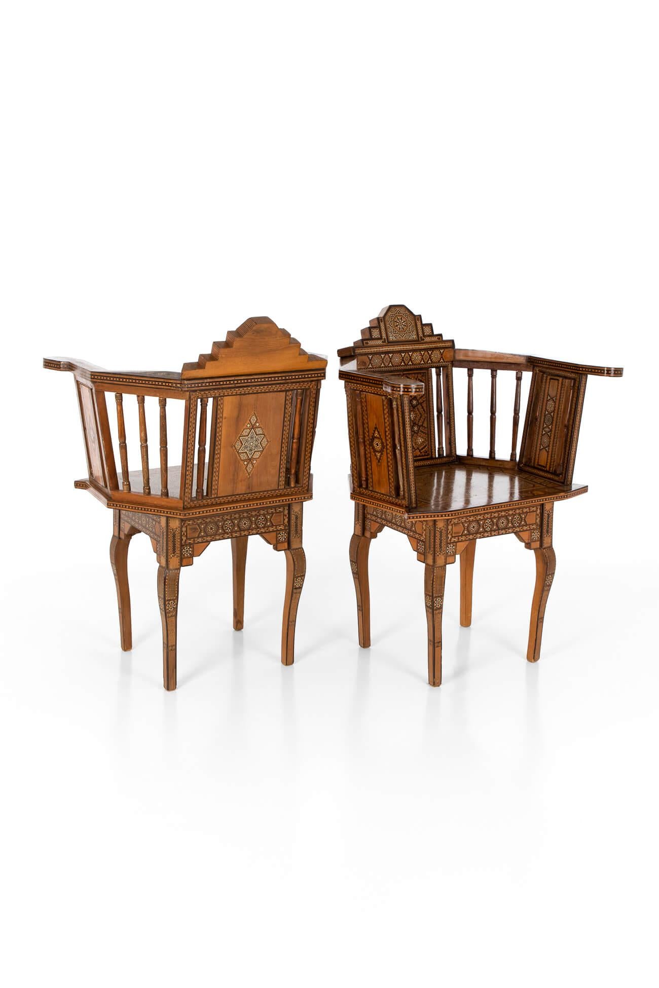 Une paire exceptionnelle de chaises arabes en damas fabriquées à partir de bois et d'os de spécimens locaux.

Chaque chaise présente une parqueterie complexe dans le goût islamique traditionnel, avec des motifs et des formes géométriques.

D'une