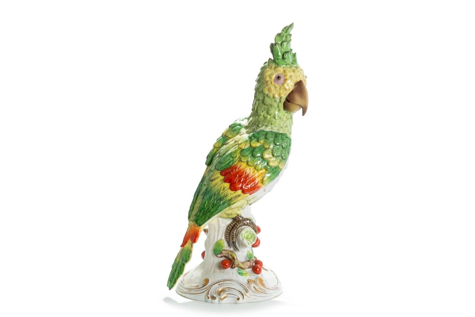 Une queue du perroquet est légèrement restaurée.
19ème siècle
Porcelaine
Meissen, Allemagne
Marque pour Meissen
Mesures : Hauteur 54 cm
Largeur 22 cm.
   
    