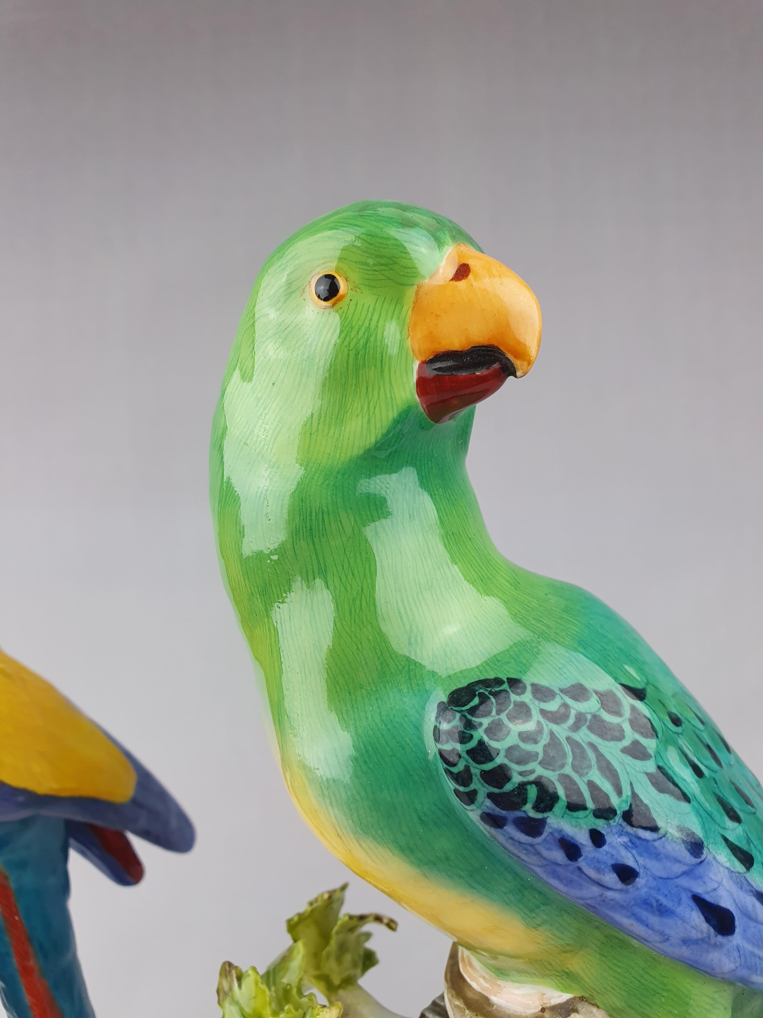 Paire de perroquets de Meissen de couleurs étonnantes jaune bleu vert 4