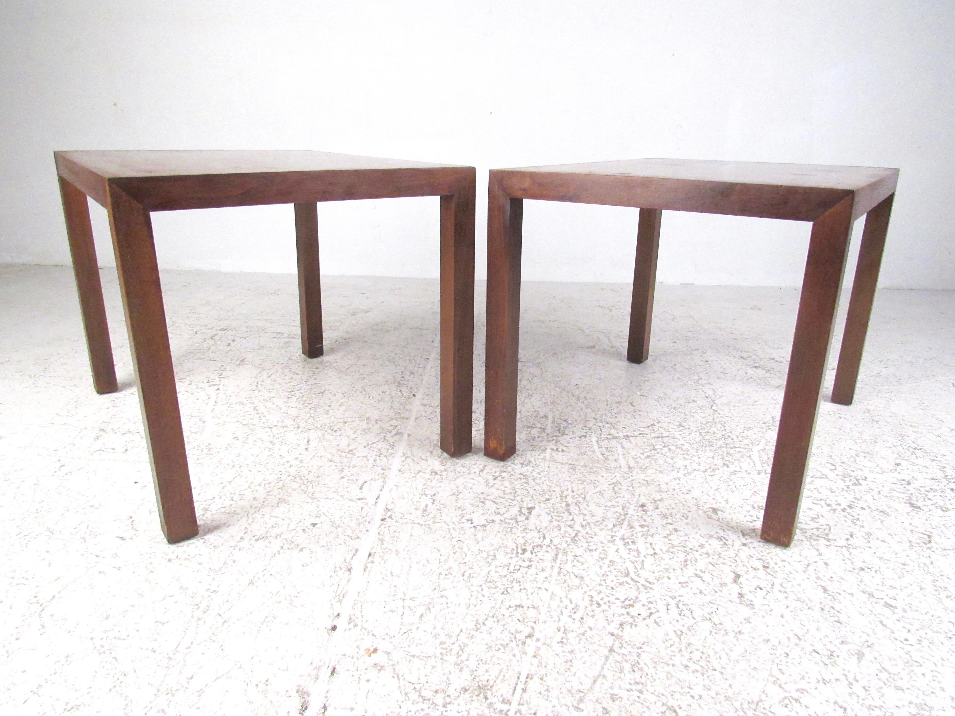 Pair of Parsons Style Walnut Lamp Tables by Lane In Good Condition For Sale In Brooklyn, NY