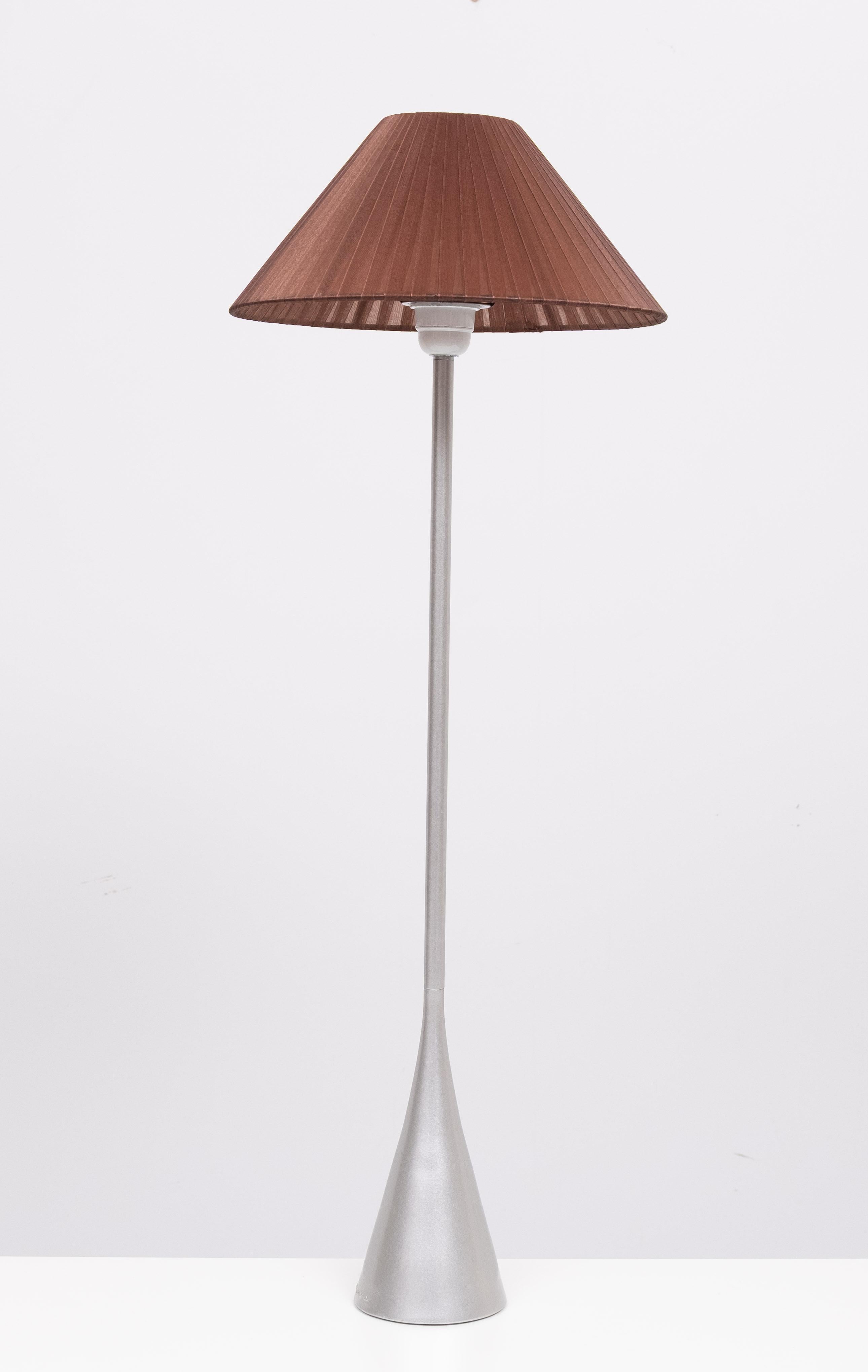 Pareja de lámparas de sobremesa francesas modernas Pascal Mourgue para Ligne Roset, de aluminio fundido, para mesilla de noche o lectura. Con un esbelto y elegante diseño arquitectónico totalmente de aluminio fundido sobre una equilibrada y robusta