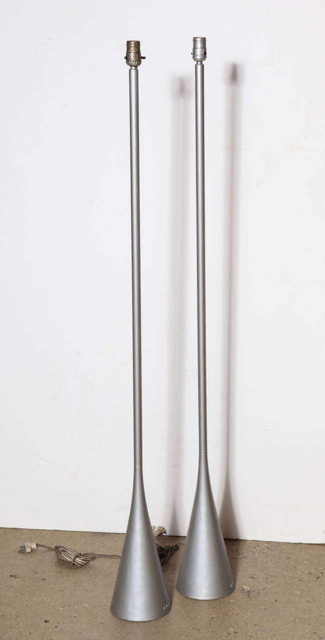 Paar Französisch Moderne Pascal Mourgue für Ligne Roset Aluminiumguss Nachttisch, Lesen Stehlampen. Mit einem eleganten, architektonischen Design aus Aluminiumguss auf einem ausgewogenen und stabilen kegelförmigen Sockel. 56H bis zur Oberkante des
