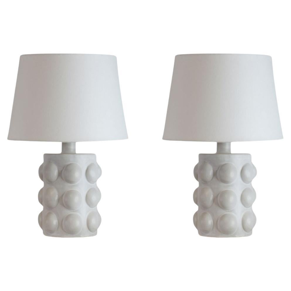 Paire de lampes de table 'Pastille' en céramique émaillée blanc satiné par Design Frères