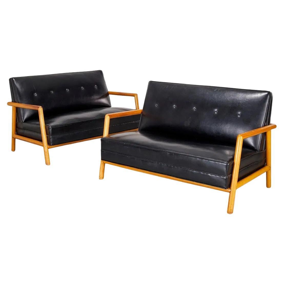 Ein Paar Sofas aus Lackleder und Nussbaum von T.H. Robsjohn-Gibbings im Angebot