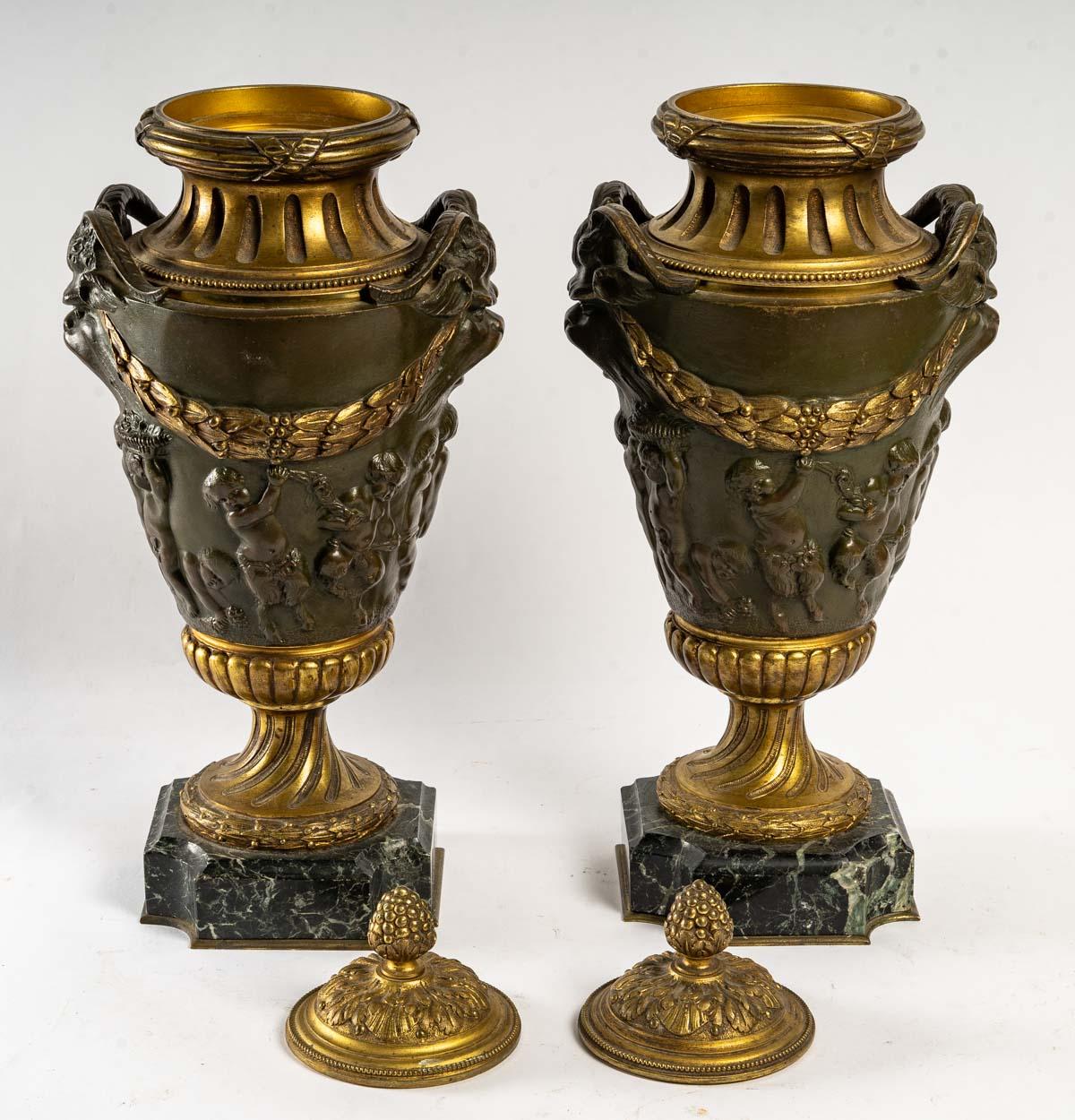Pair of Patinated and Gilt Bronze Cassolettes In Good Condition In Saint-Ouen, FR