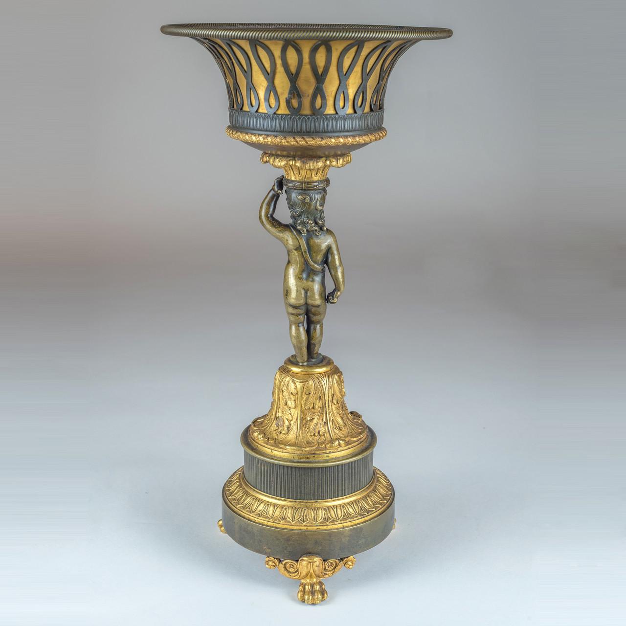 Paar figurale Empire-Tazzas/Tasse aus patinierter und vergoldeter Bronze mit Figuren  (Viktorianisch) im Angebot