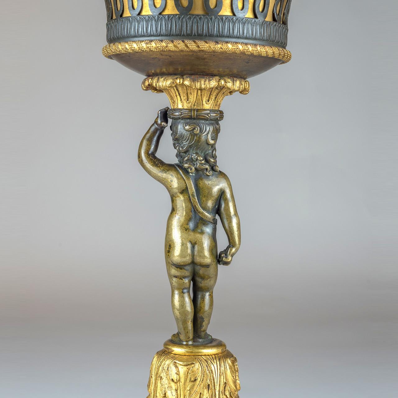 Paar figurale Empire-Tazzas/Tasse aus patinierter und vergoldeter Bronze mit Figuren  (Gegossen) im Angebot