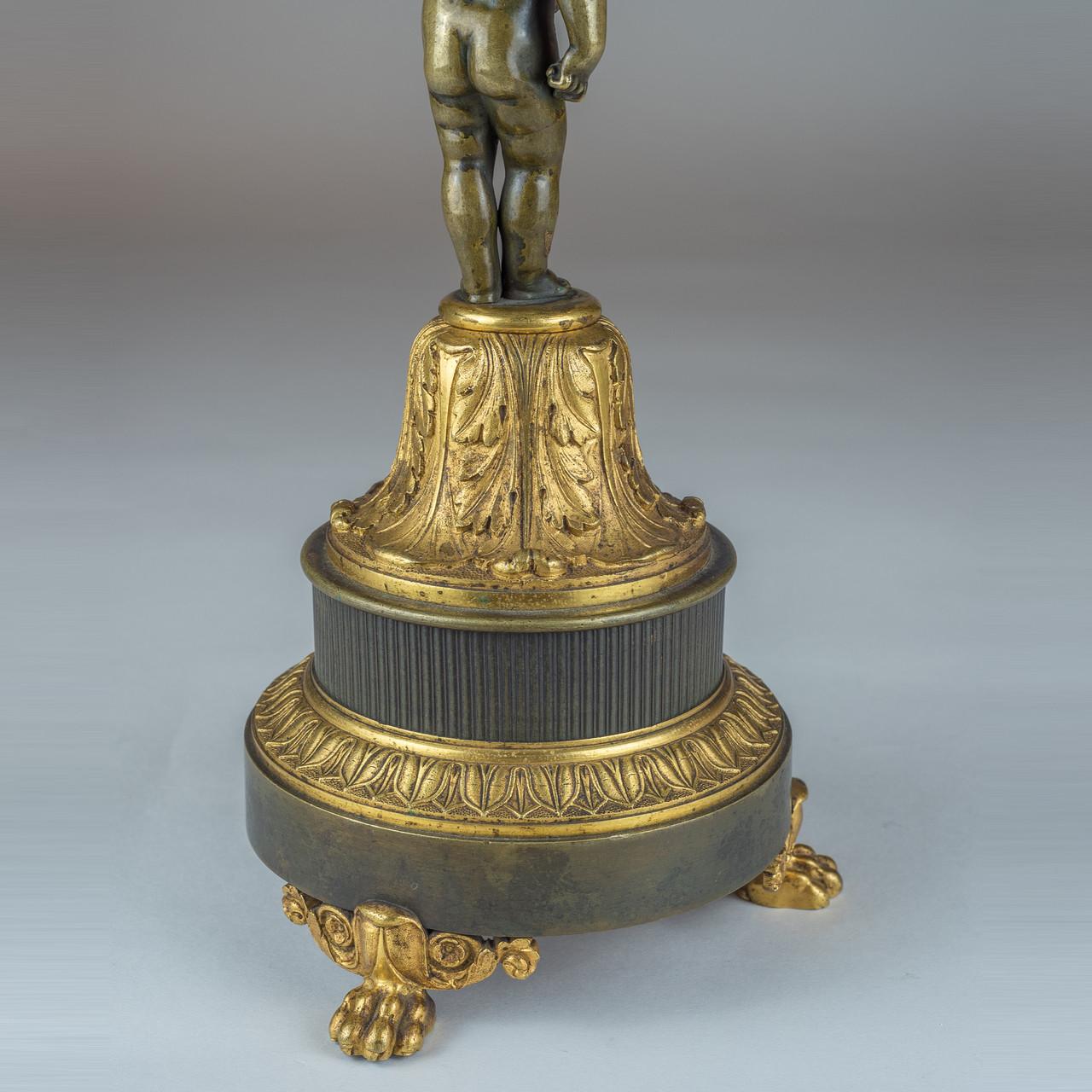 Paar figurale Empire-Tazzas/Tasse aus patinierter und vergoldeter Bronze mit Figuren  im Zustand „Gut“ im Angebot in New York, NY