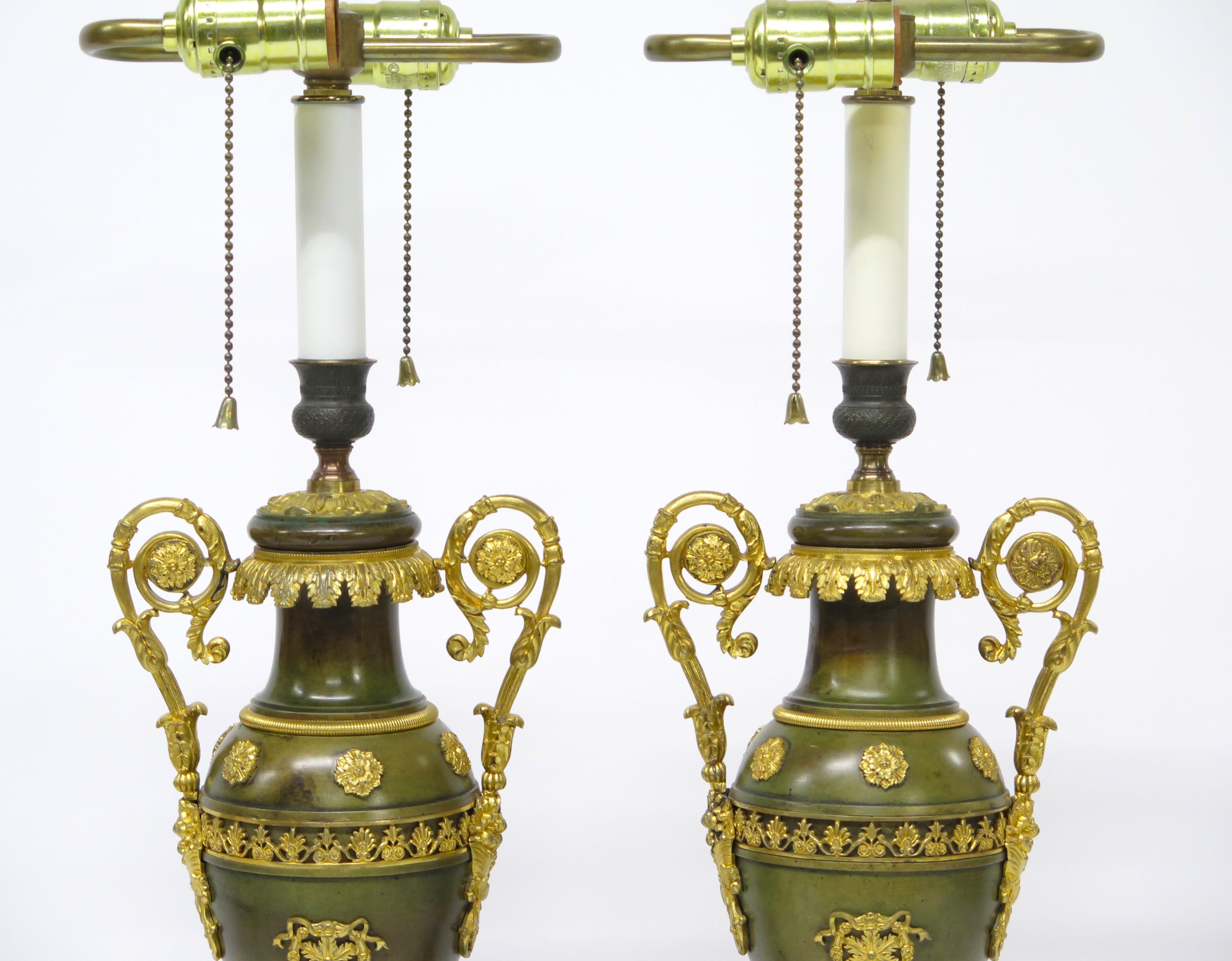 Paire de Cassolettes Empire françaises en bronze patiné et doré comme lampes sur mesure 3
