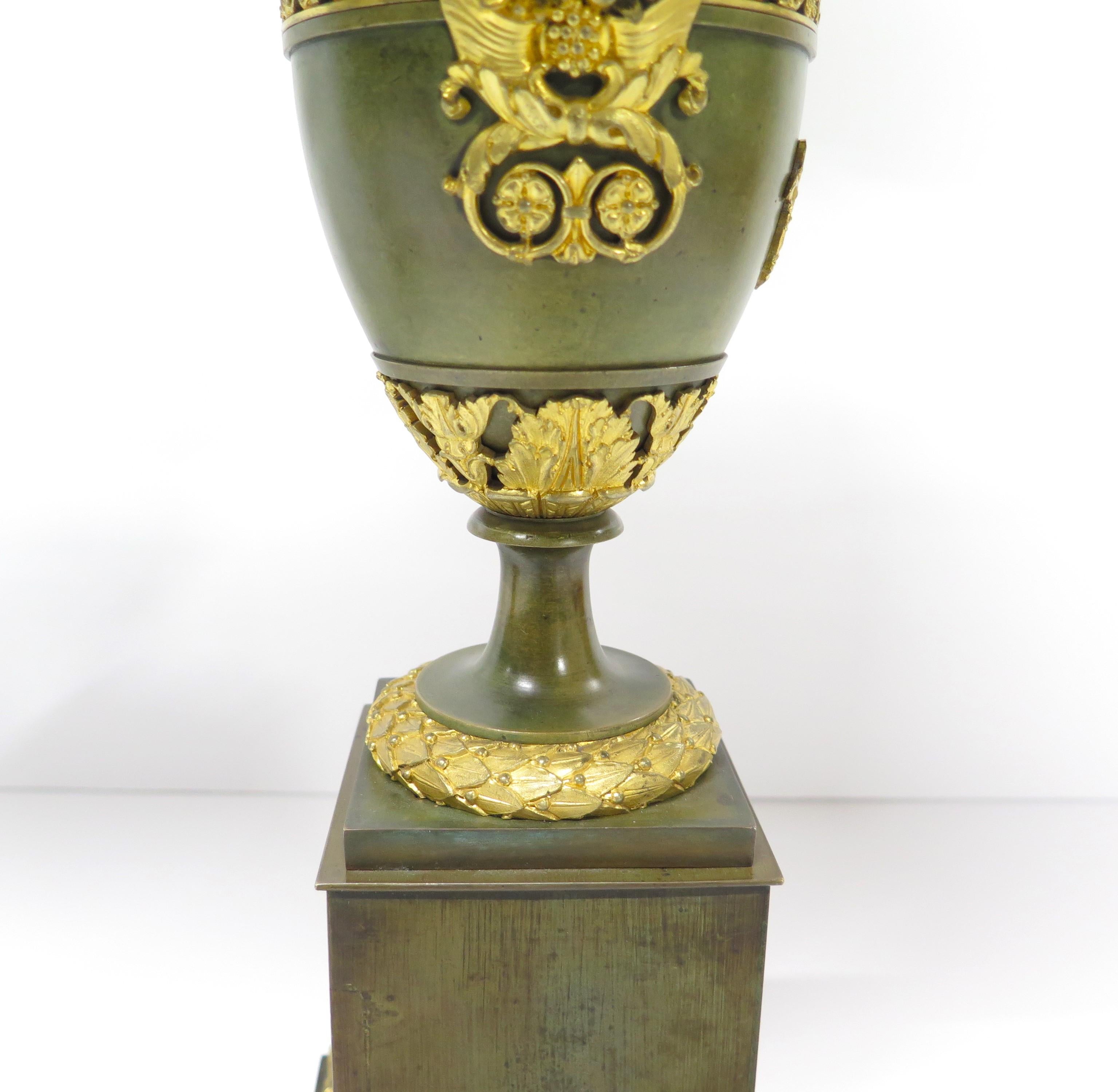 Paire de Cassolettes Empire françaises en bronze patiné et doré comme lampes sur mesure 5