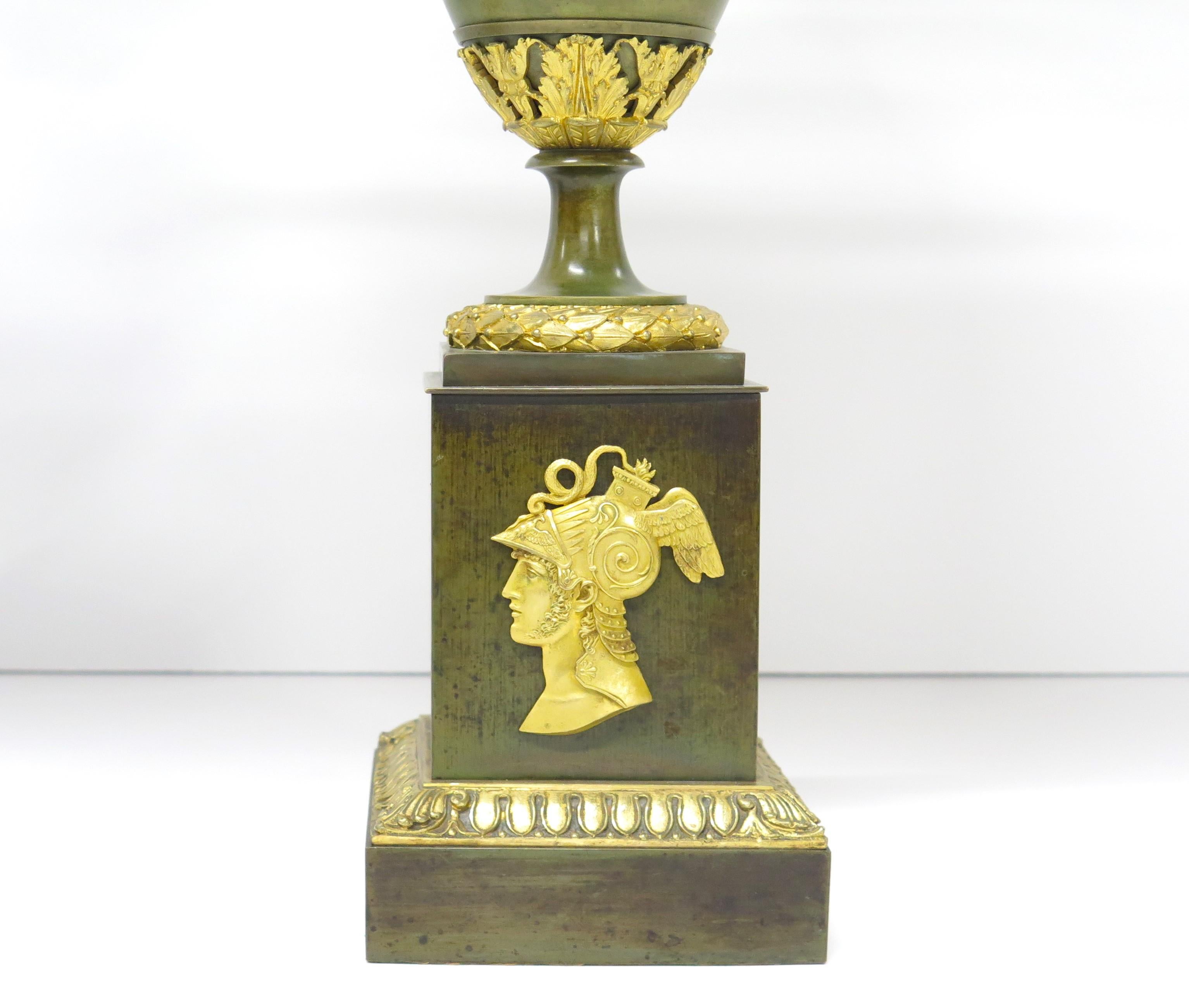 Paire de Cassolettes Empire françaises en bronze patiné et doré comme lampes sur mesure Bon état à Dallas, TX