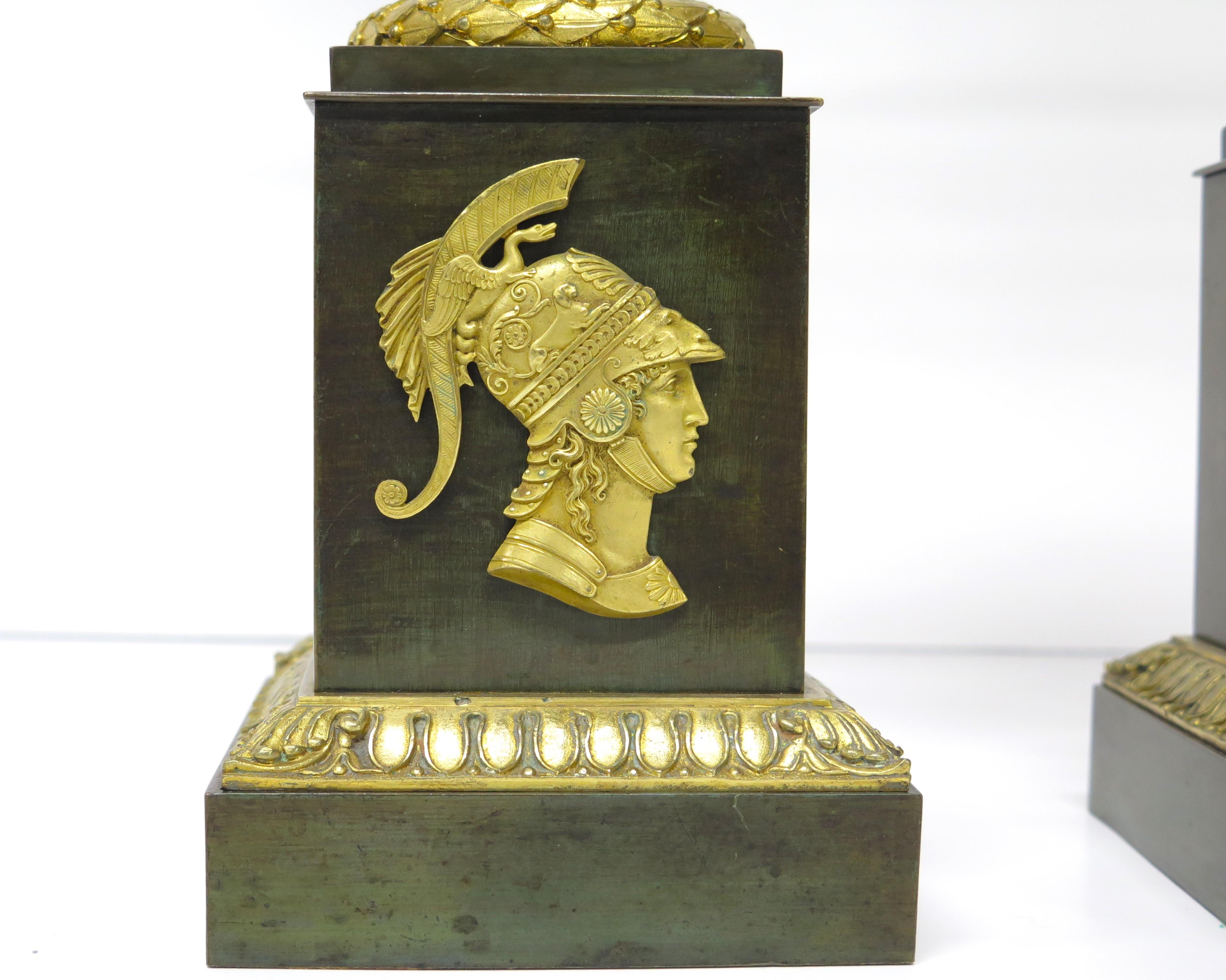 Zwei patinierte und vergoldete Bronze-Kassetten aus dem französischen Empire als Speziallampen (19. Jahrhundert)