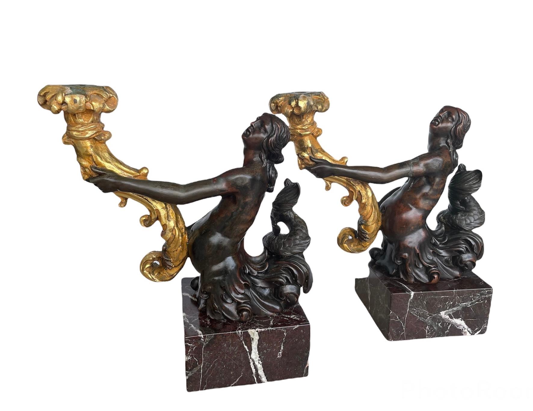 Paire de torchères/ candélabres de sculpture de sirènes en bronze patiné et doré en vente 2