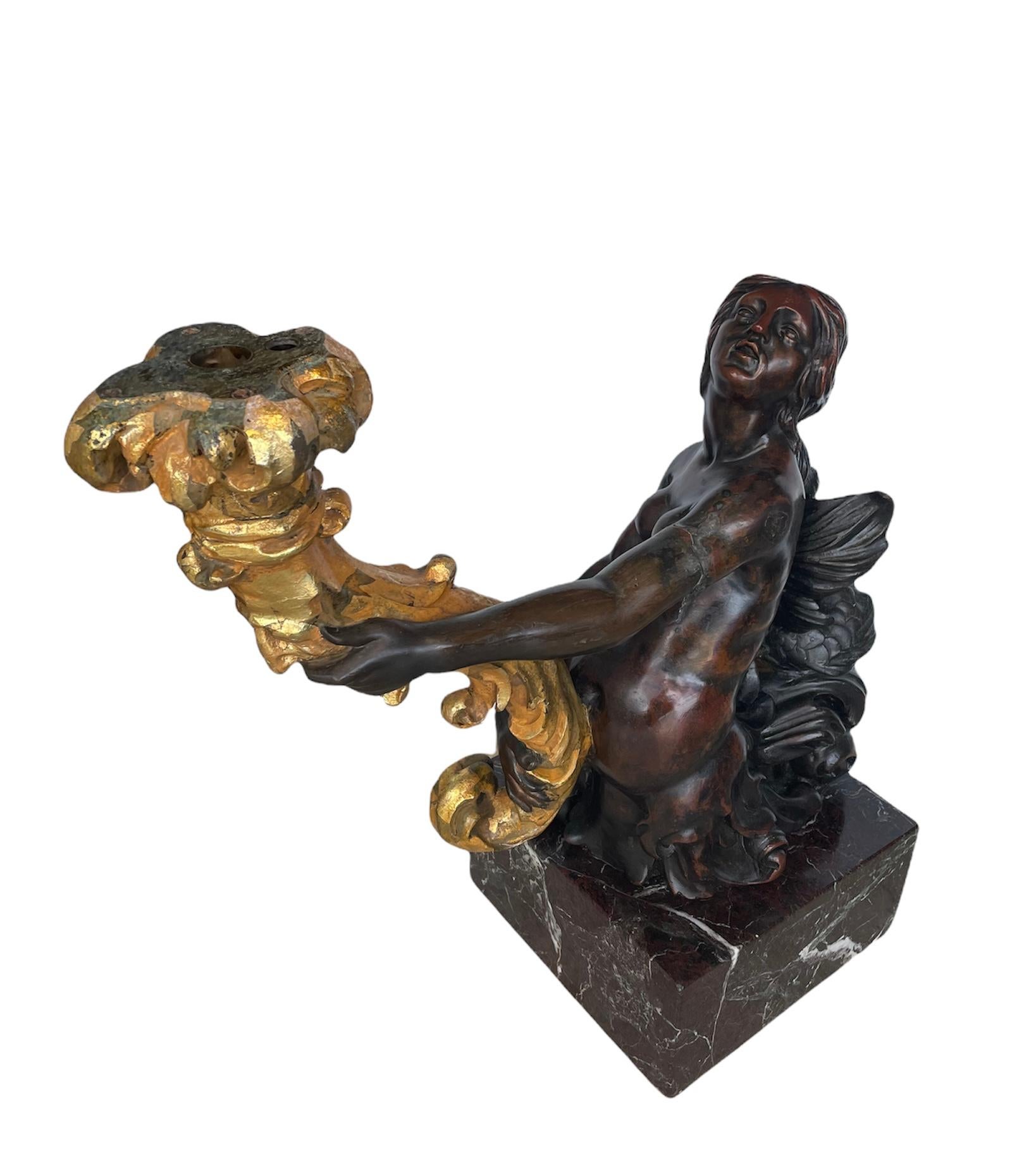 Neoclassico Coppia di Torri/Candelabri scultura di sirene in bronzo patinato e dorato in vendita