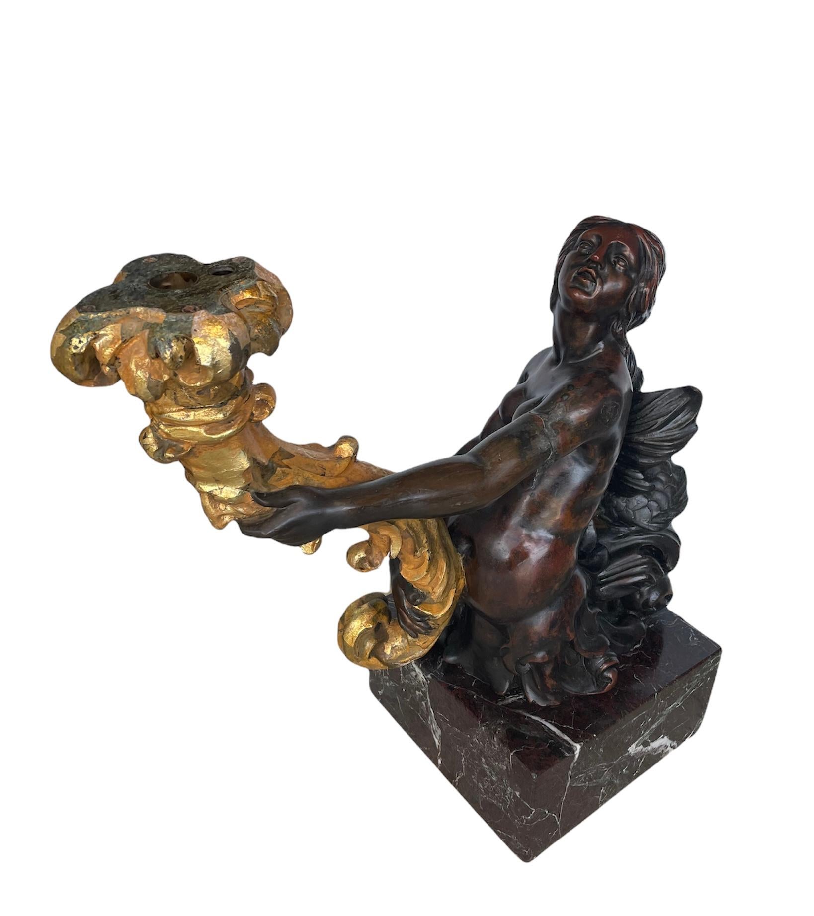 Néoclassique Paire de torchères/ candélabres de sculpture de sirènes en bronze patiné et doré en vente