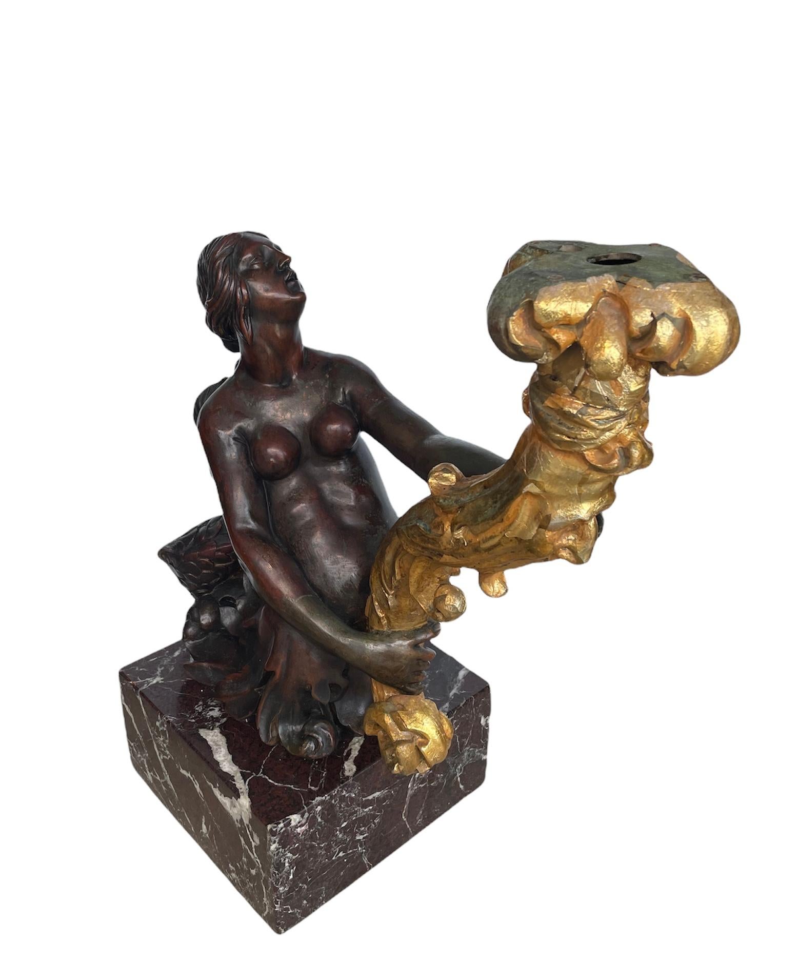 Inconnu Paire de torchères/ candélabres de sculpture de sirènes en bronze patiné et doré en vente