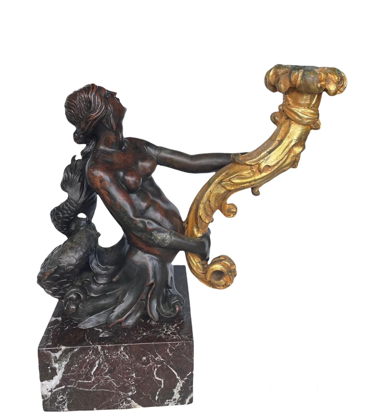 XVIIIe siècle et antérieur Paire de torchères/ candélabres de sculpture de sirènes en bronze patiné et doré en vente