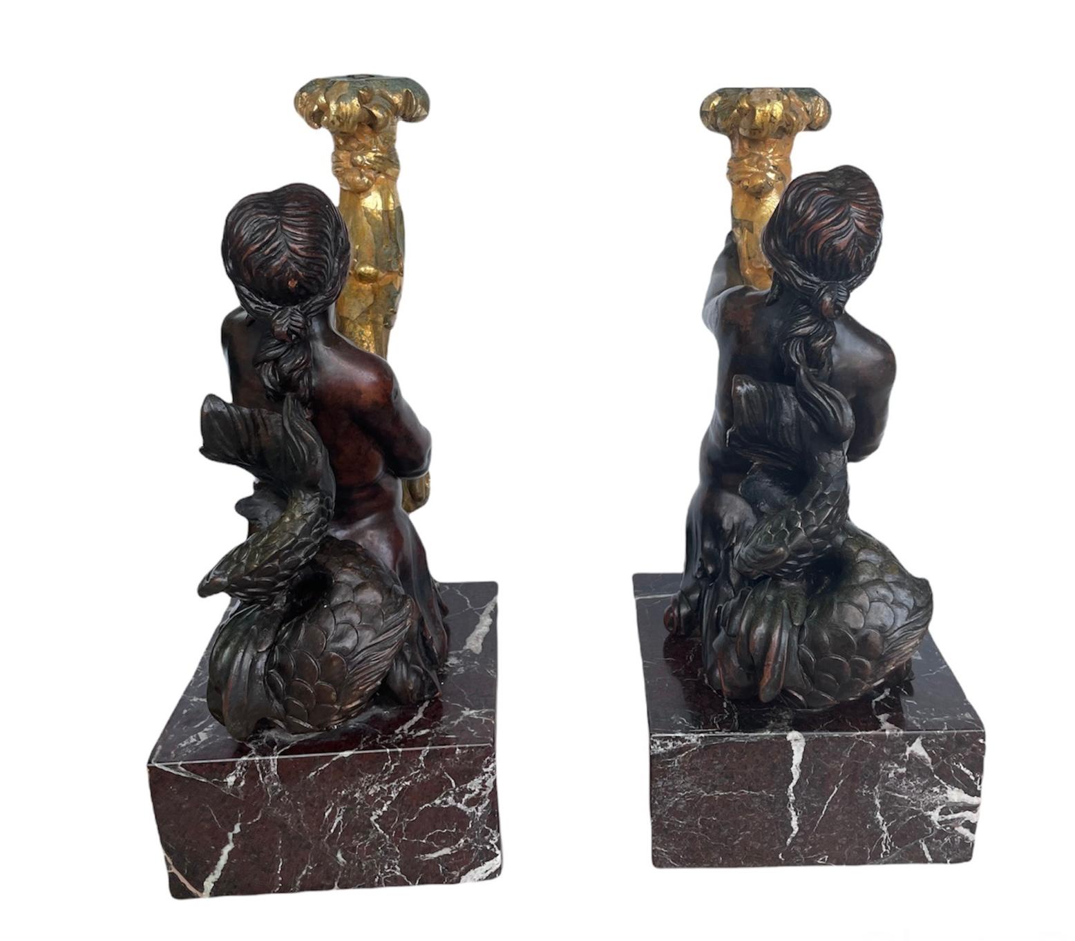 Paire de torchères/ candélabres de sculpture de sirènes en bronze patiné et doré en vente 1