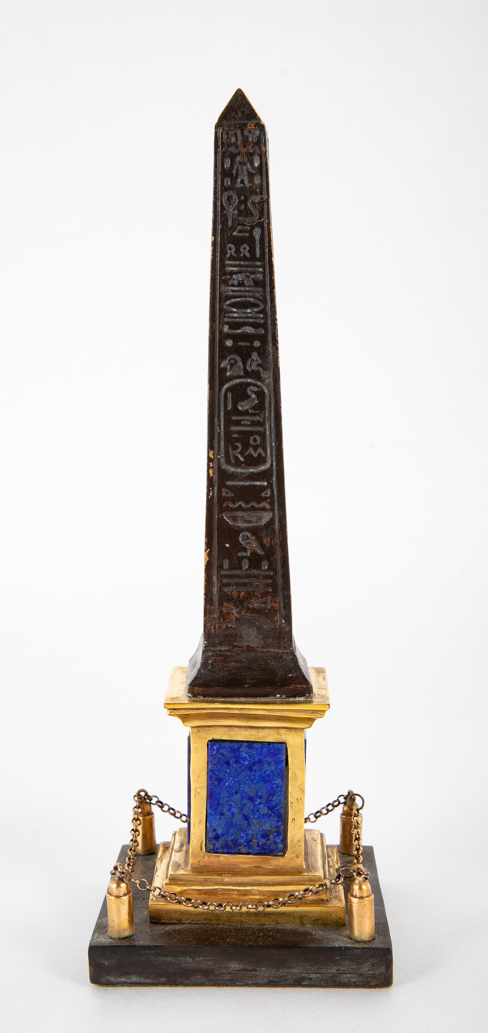 Paar patinierte und vergoldete römische Obelisken mit Hieroglyphen (Bronze) im Angebot