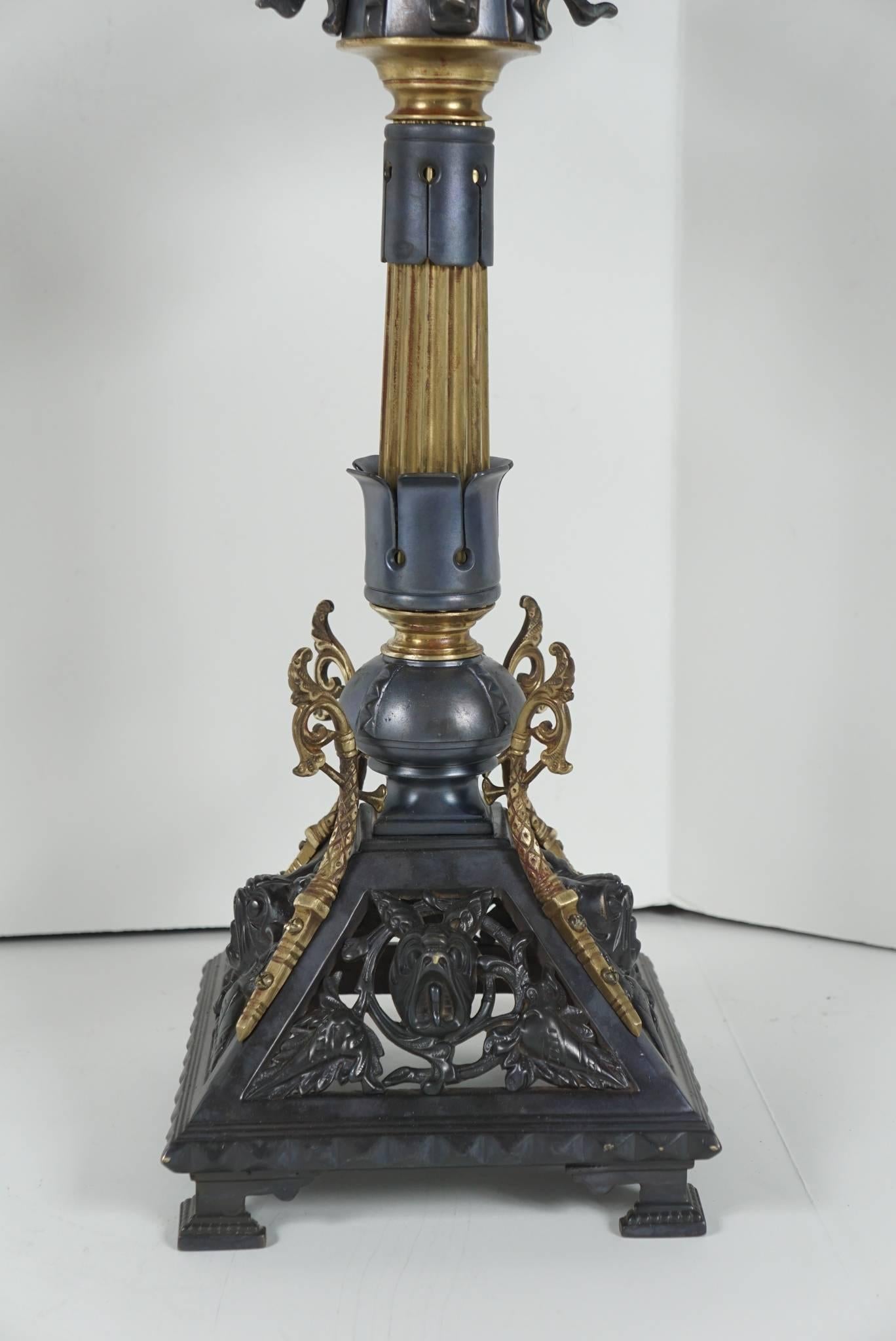 Paire de candélabres de style néo-Renaissance en bronze patiné et poli en vente 1