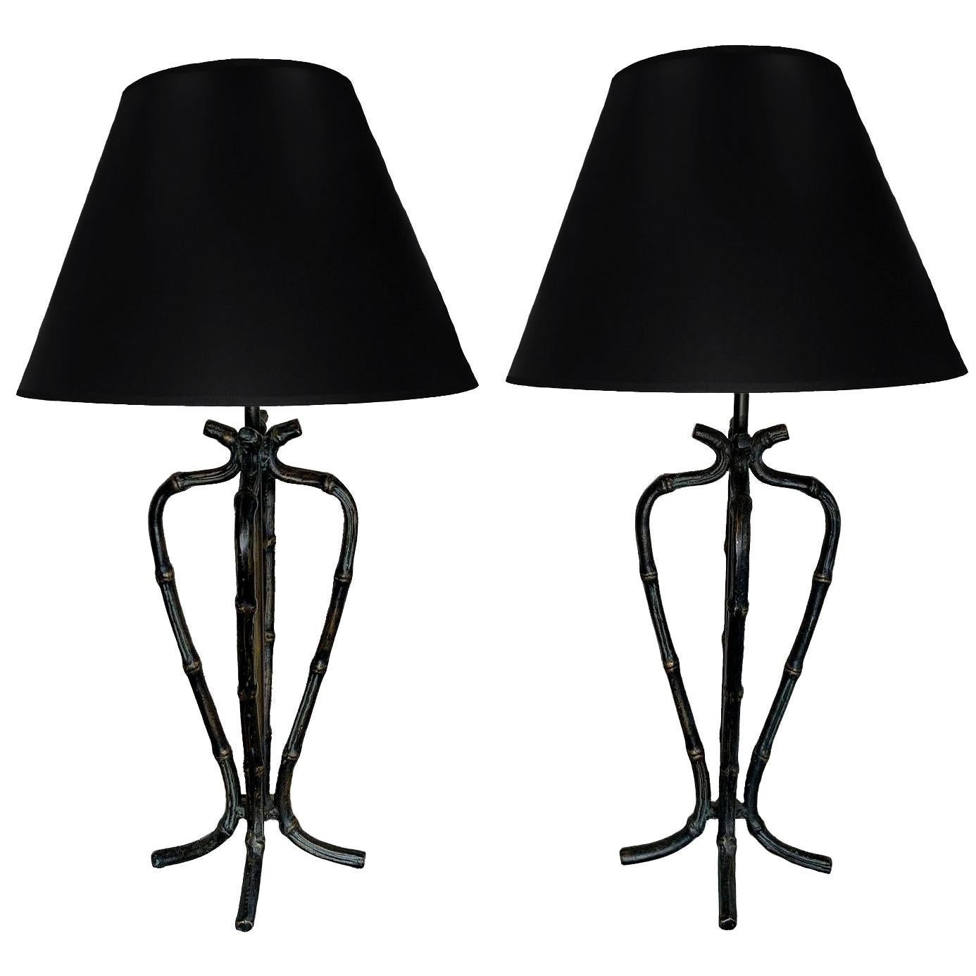 Paar französische Lampen aus patiniertem Messing und Kunstbambus