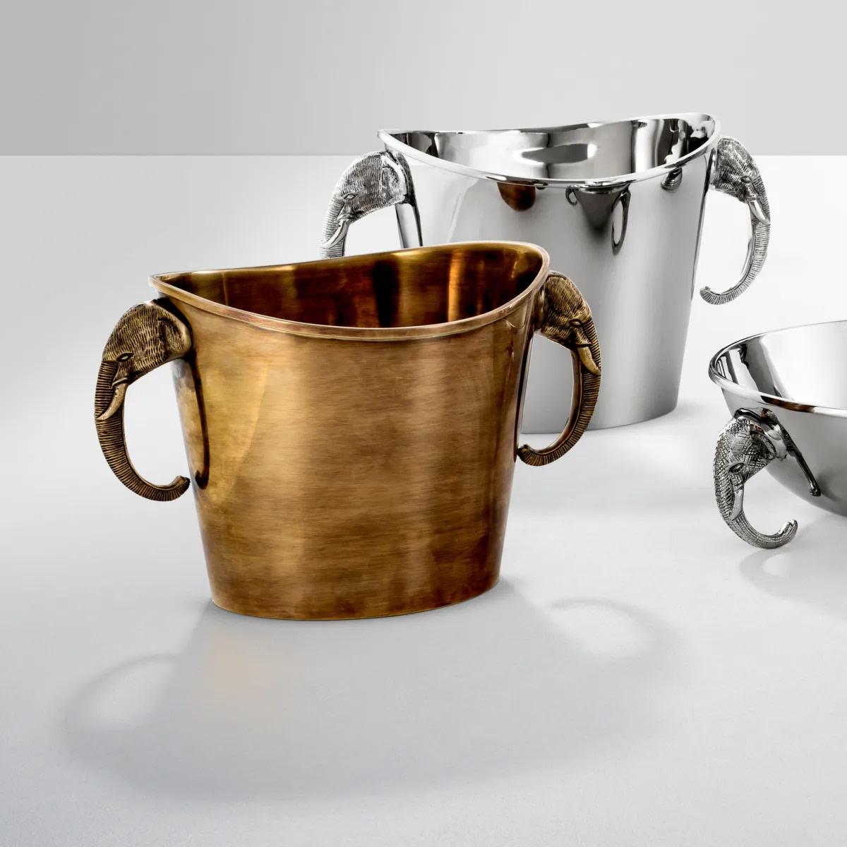 Paar Eiskübel aus patiniertem Messing mit Elefantenkopfgriffen.

Mit diesem Eiskübel im Vintage-Stil halten Sie Ihren Wein perfekt temperiert.
Mit seinen raffinierten Griffen in Form eines Elefantenkopfes und der patinierten Messingoberfläche wird