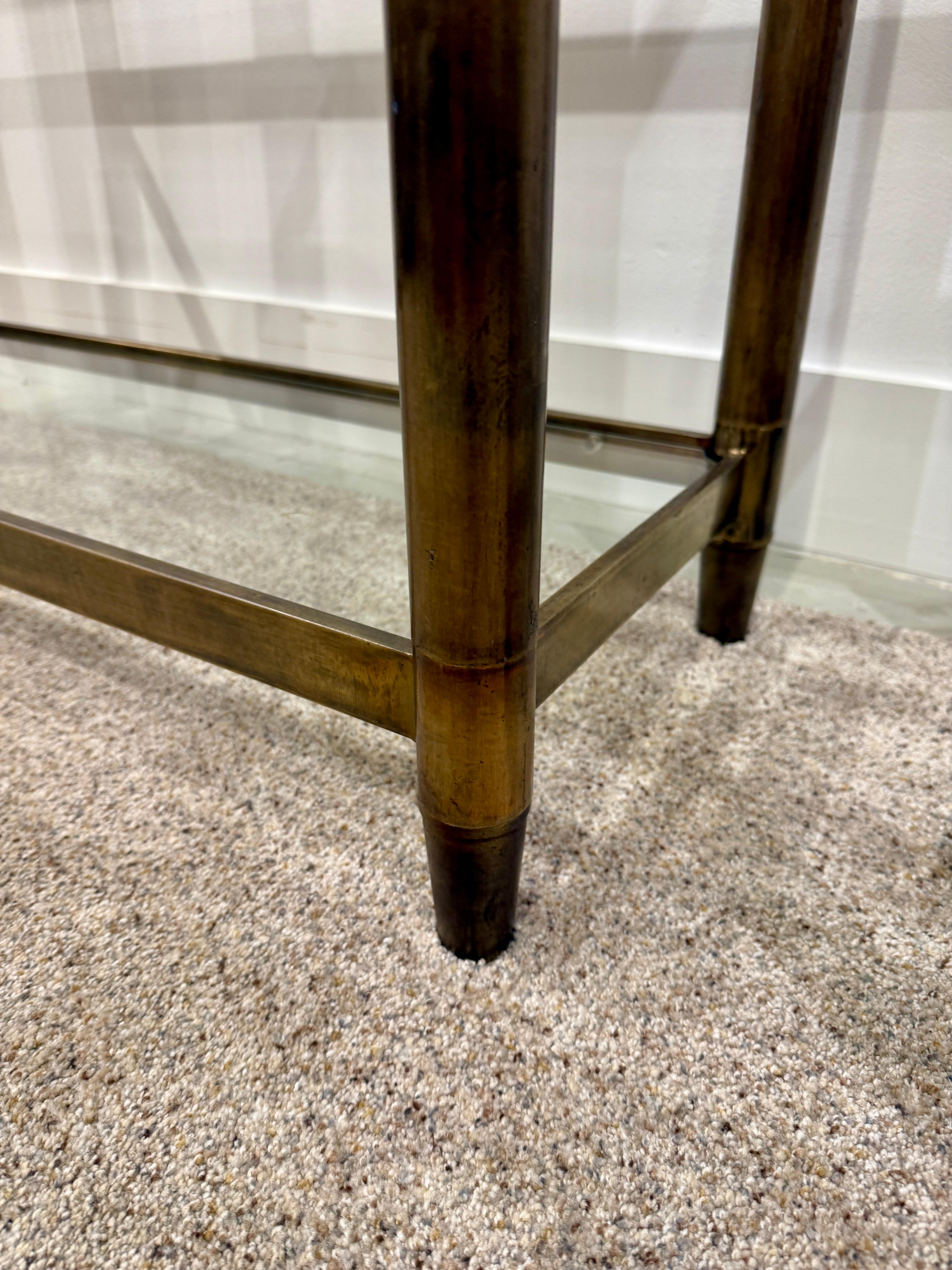 Wunderschöne Mastercraft Regale aus schwerem Messingrohr mit fünf Etagen aus Glas und reicher dunkler Patina.  Spitz zulaufende Füße und SEHR solide - Selten in einem Paar zu finden.