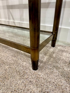 Coppia di colonne montanti in ottone patinato Mastercraft con cinque (5) ripiani in vetro