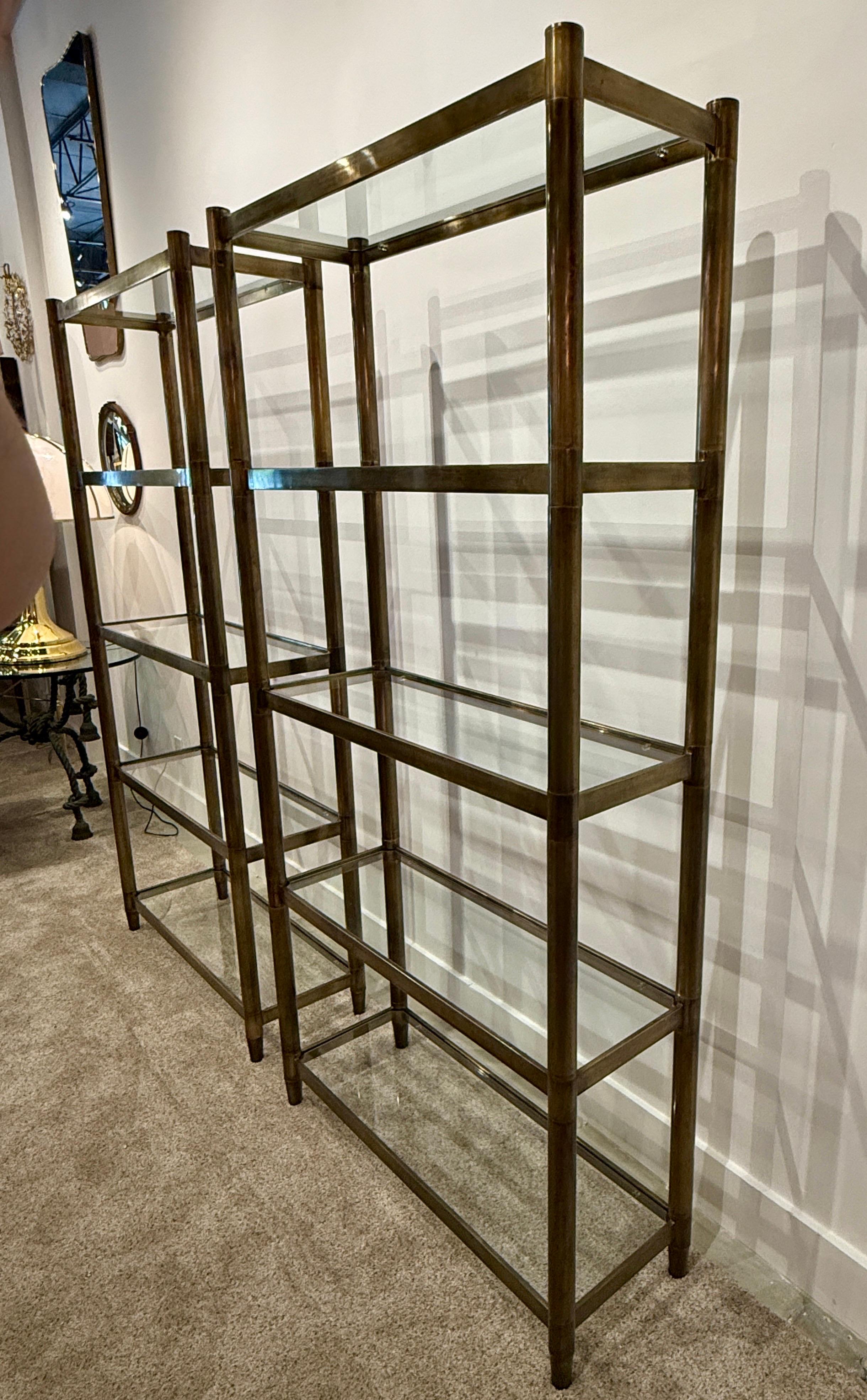 Mastercraft-Etagere aus patiniertem Messing mit fünf (5) Glasböden, Paar (Moderne der Mitte des Jahrhunderts) im Angebot