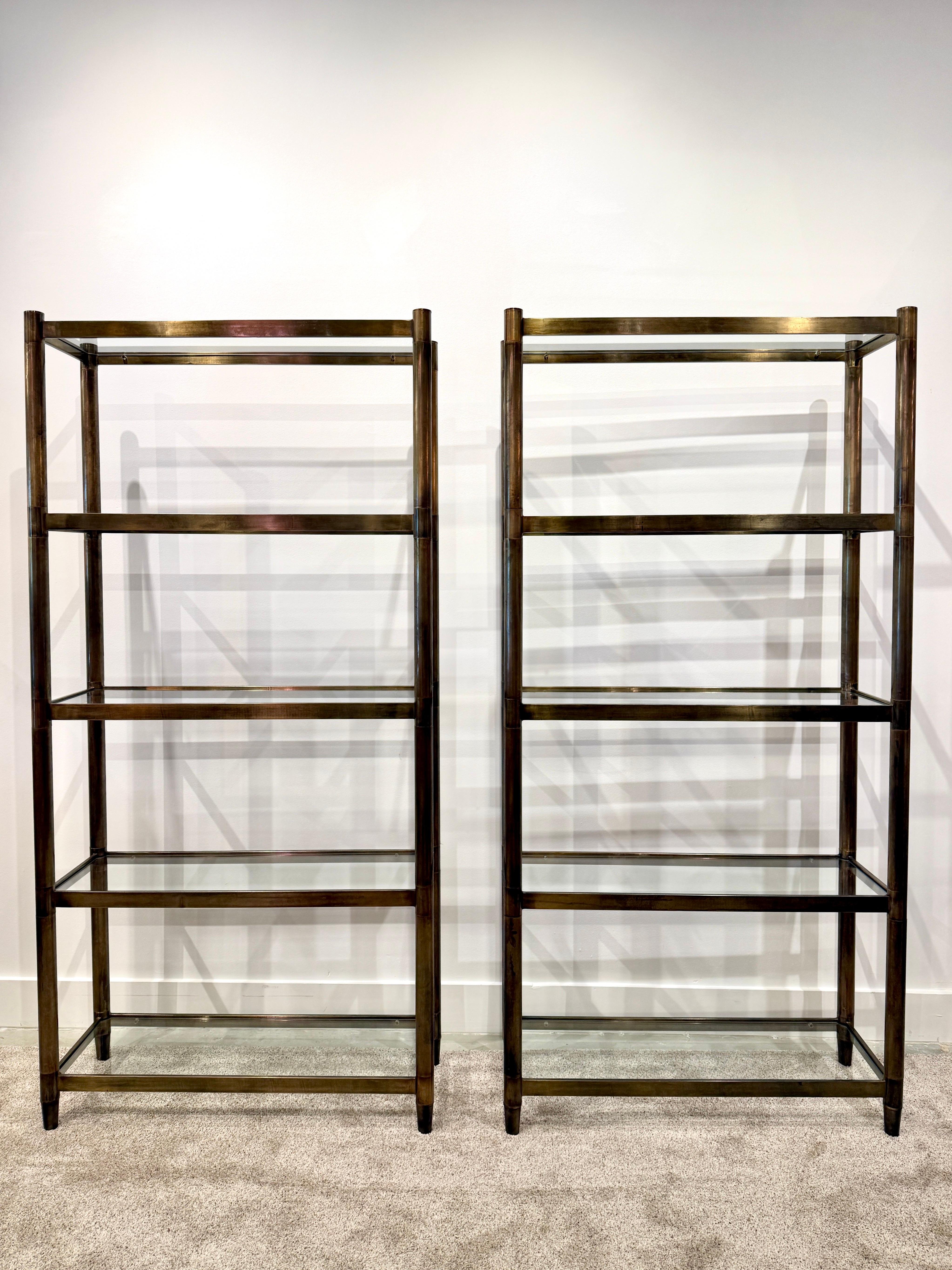 Mastercraft-Etagere aus patiniertem Messing mit fünf (5) Glasböden, Paar (amerikanisch) im Angebot