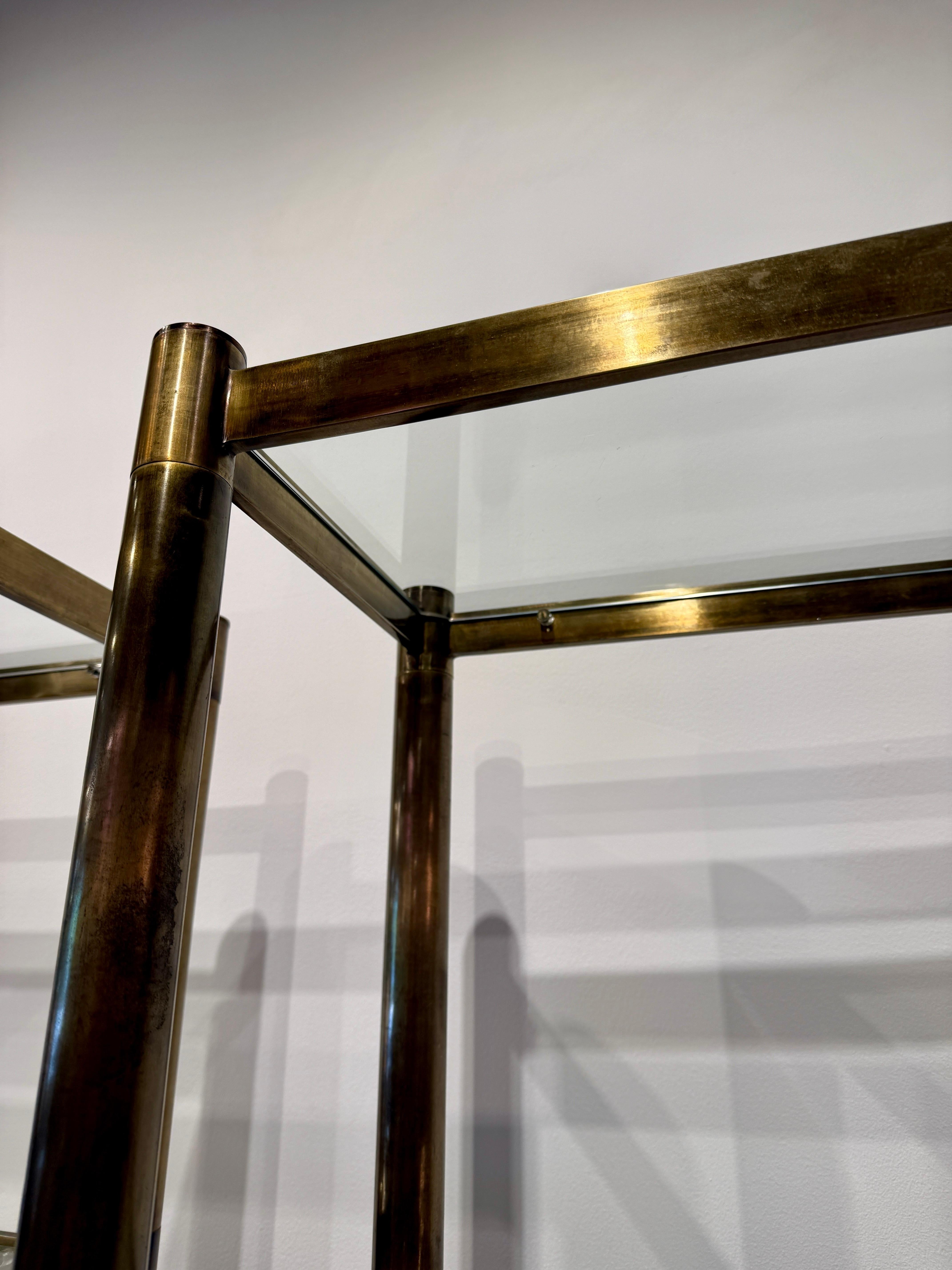 Mastercraft-Etagere aus patiniertem Messing mit fünf (5) Glasböden, Paar im Zustand „Gut“ im Angebot in North Miami, FL