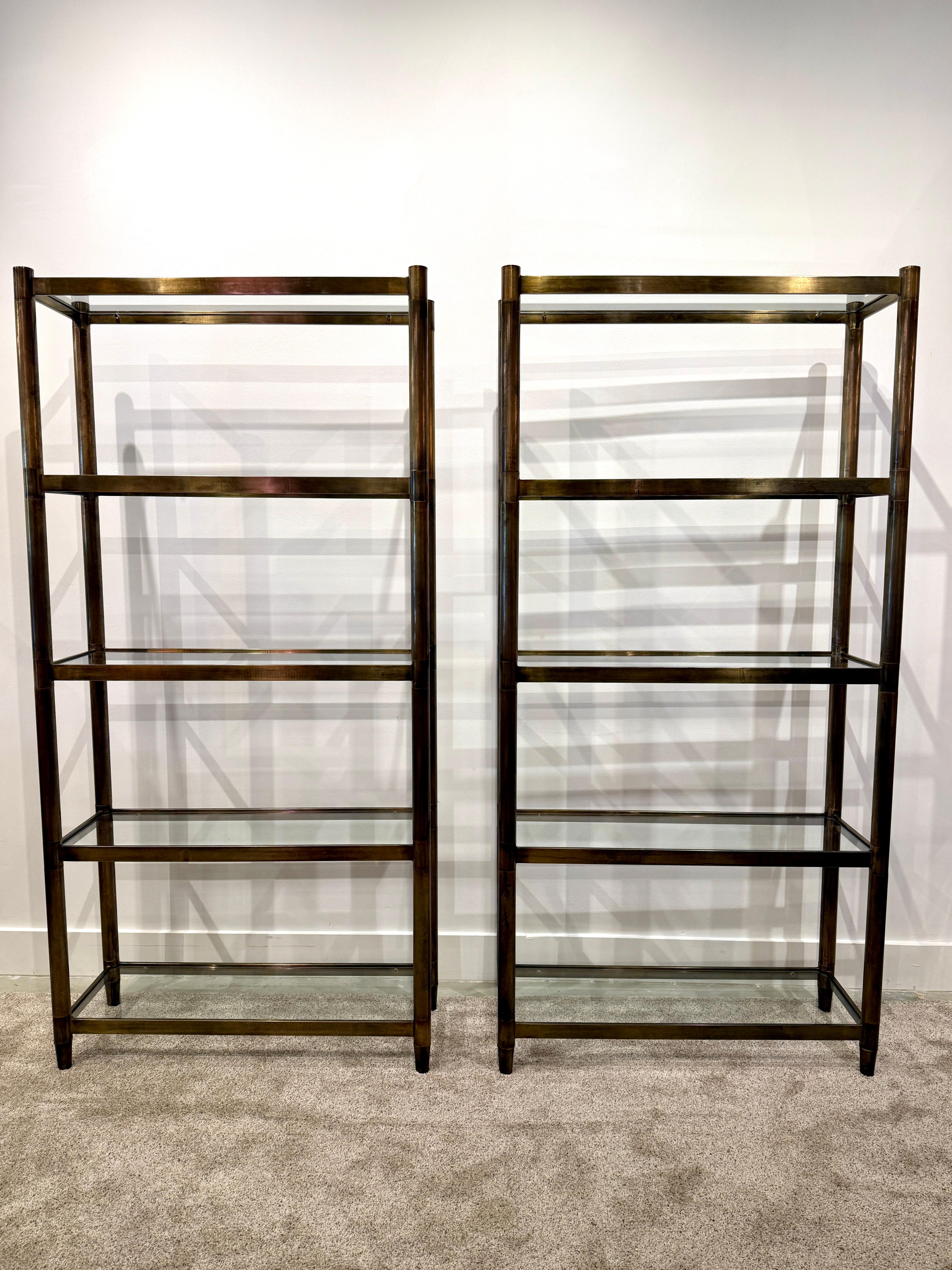 Mastercraft-Etagere aus patiniertem Messing mit fünf (5) Glasböden, Paar (Ende des 20. Jahrhunderts) im Angebot