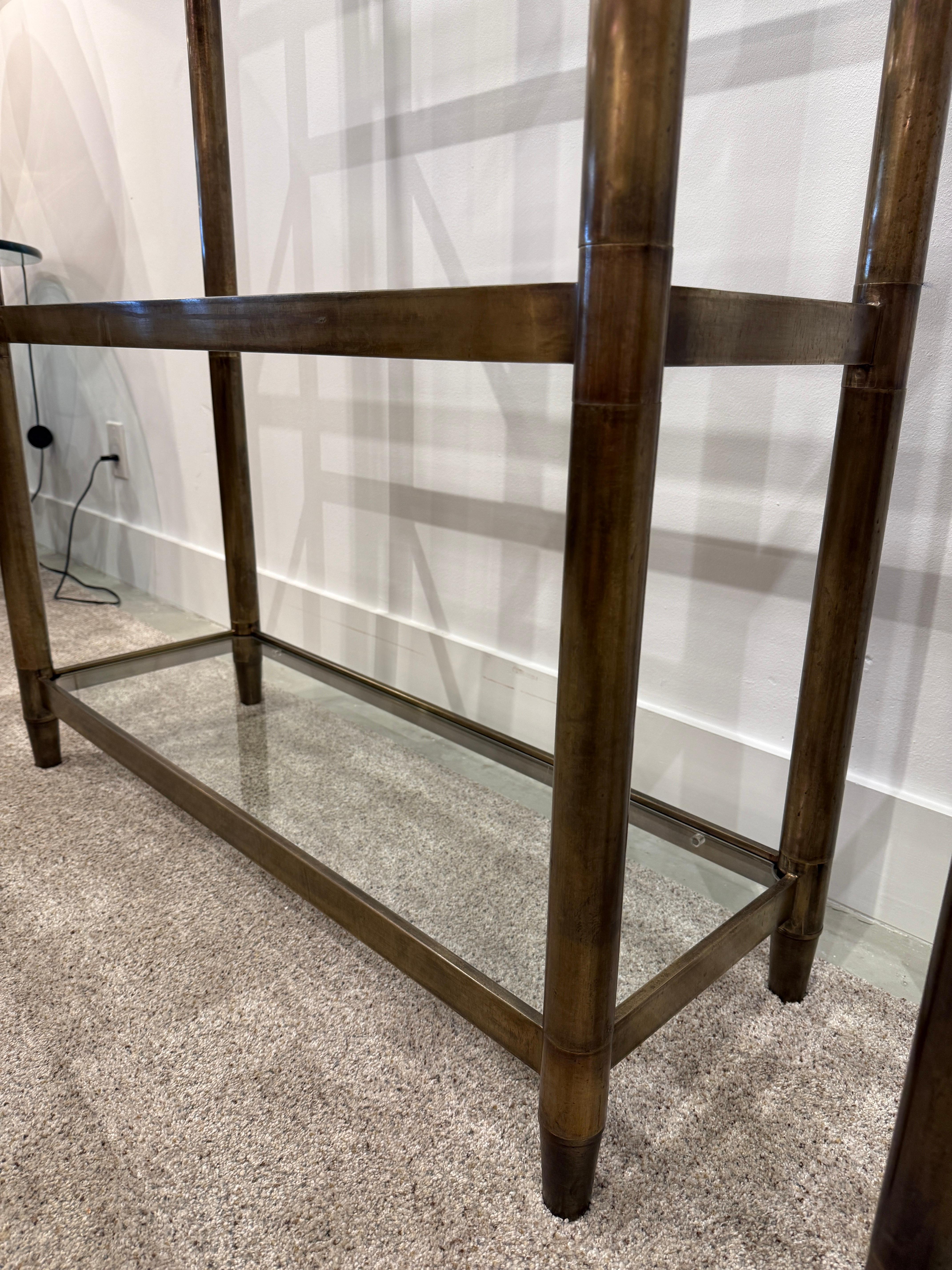 Mastercraft-Etagere aus patiniertem Messing mit fünf (5) Glasböden, Paar im Angebot 1