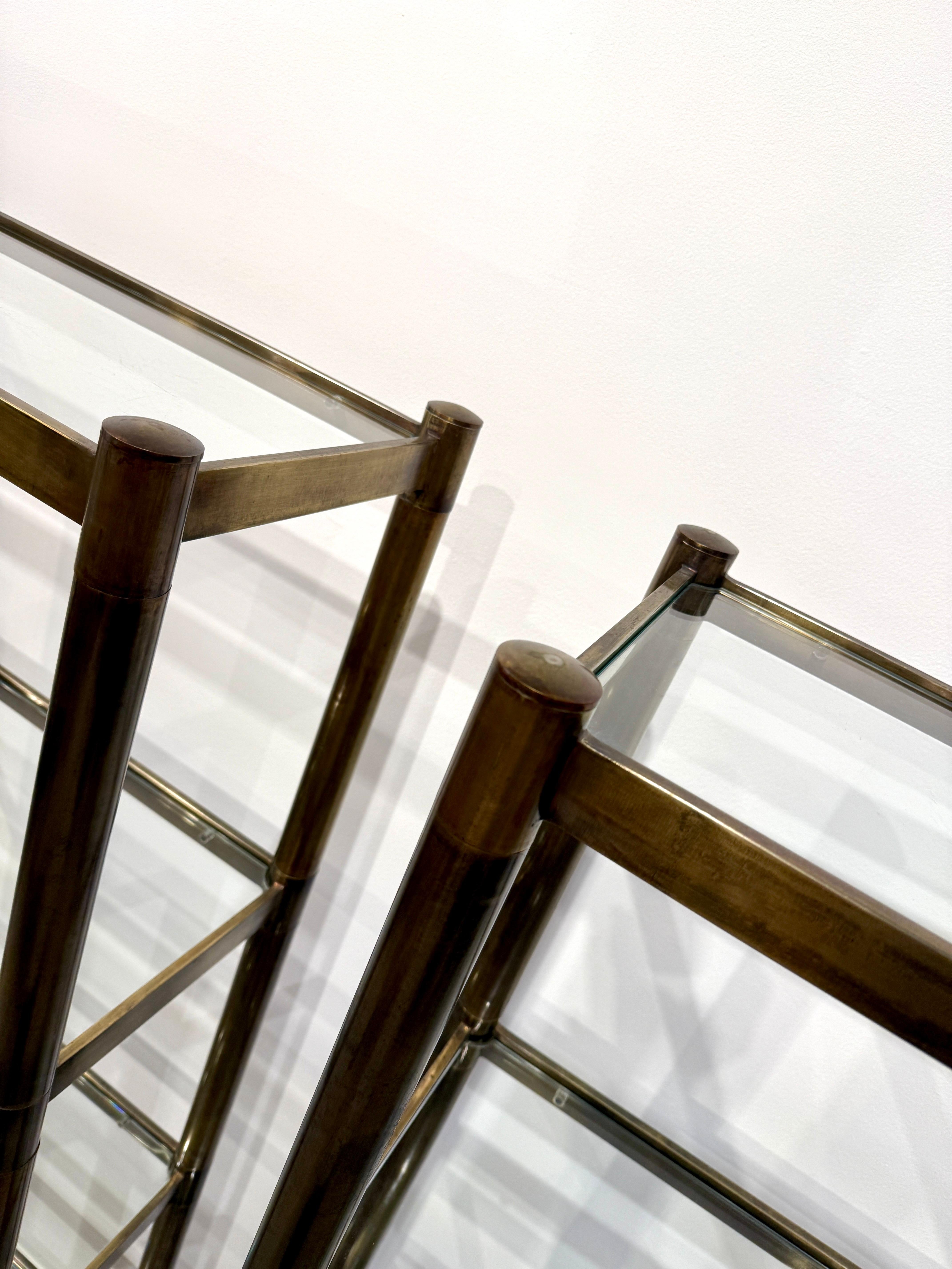 Mastercraft-Etagere aus patiniertem Messing mit fünf (5) Glasböden, Paar im Angebot 2