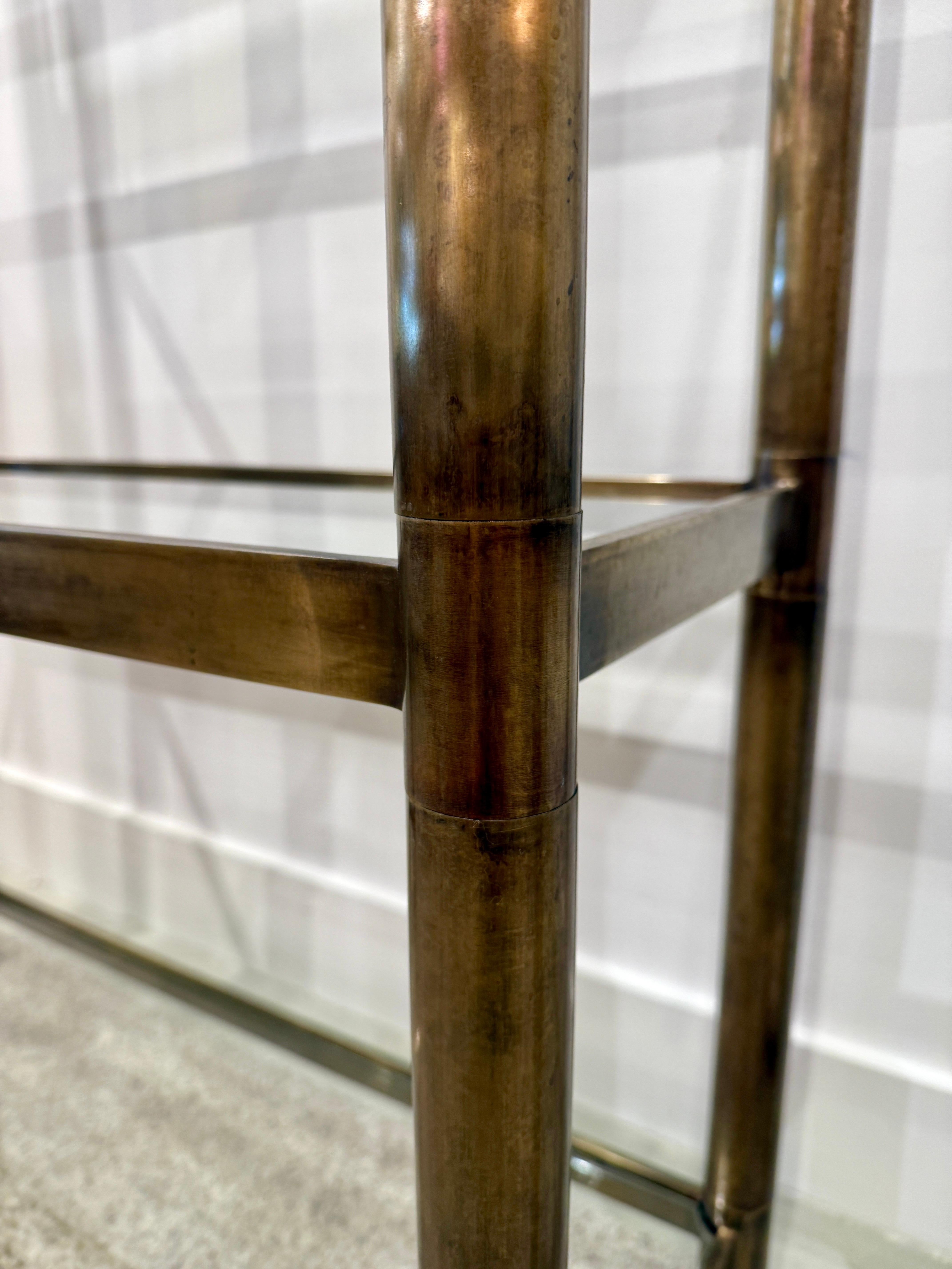 Mastercraft-Etagere aus patiniertem Messing mit fünf (5) Glasböden, Paar im Angebot 3
