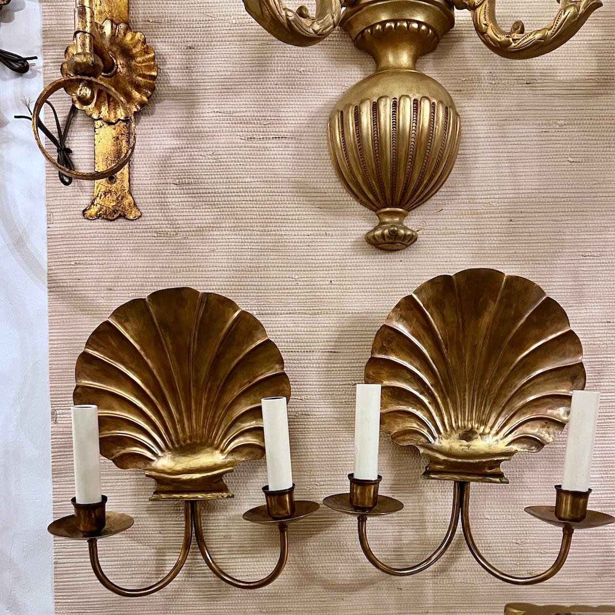 Set di otto applique a doppia luce in ottone patinato degli anni '40 circa con patina originale. Venduto al paio.

Misure:
Altezza: 12