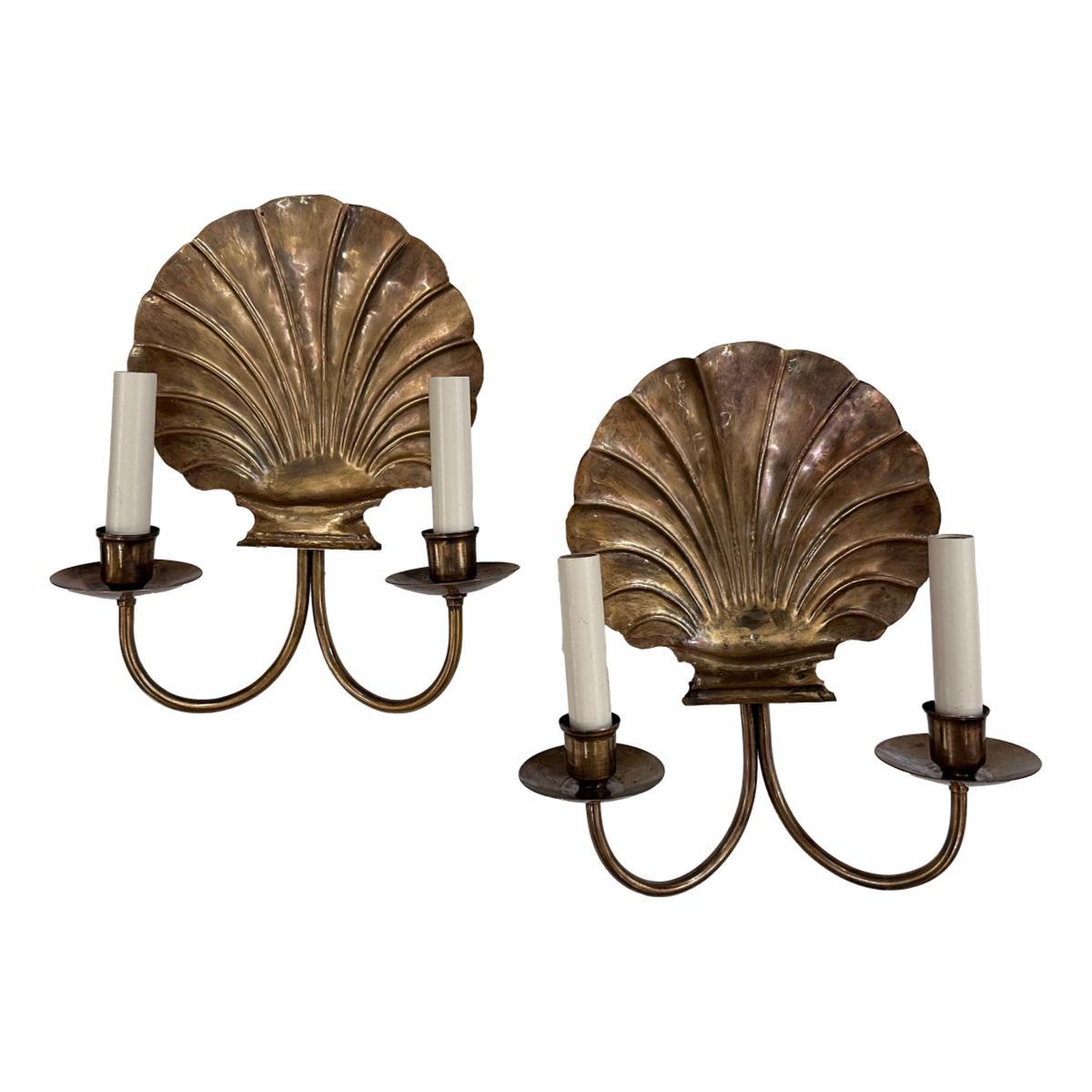 Set di lampade a conchiglia in ottone patinato, vendute a coppia In condizioni buone in vendita a New York, NY