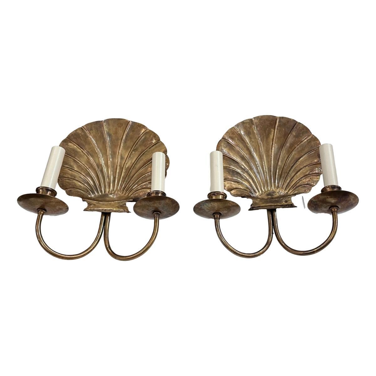 Set di lampade a conchiglia in ottone patinato, vendute a coppia in vendita 1