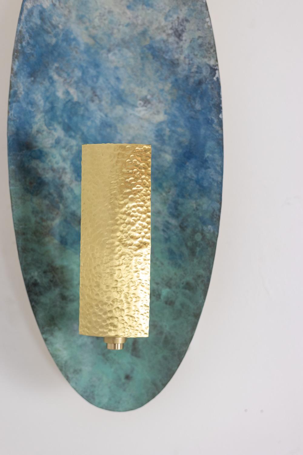 Pareja de apliques de latón patinado. Obra contemporánea. Francés en venta