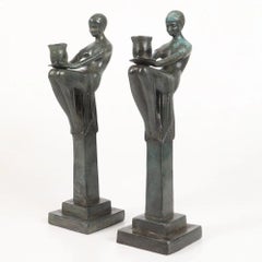 Coppia di portacandele a figura femminile in bronzo patinato Art Déco