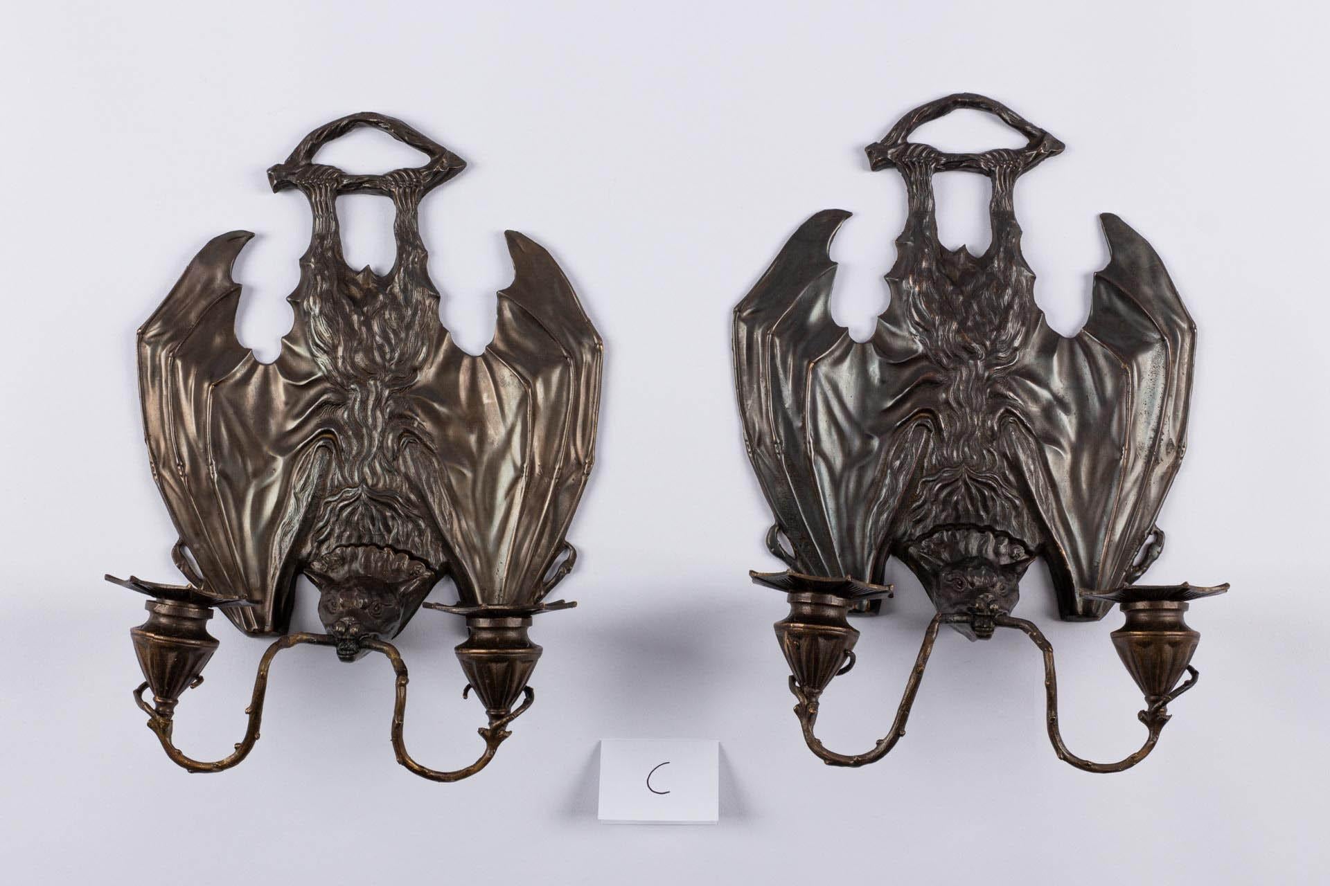 Paire d'appliques murales en forme de batte en bronze patiné d'après William Tonks & Sons

Continental
Bronze patiné
20ème siècle

Hauteur 34,5 cm, largeur 24 cm, profondeur 10,5 cm

Cette intrigante paire d'appliques murales, fabriquées en bronze