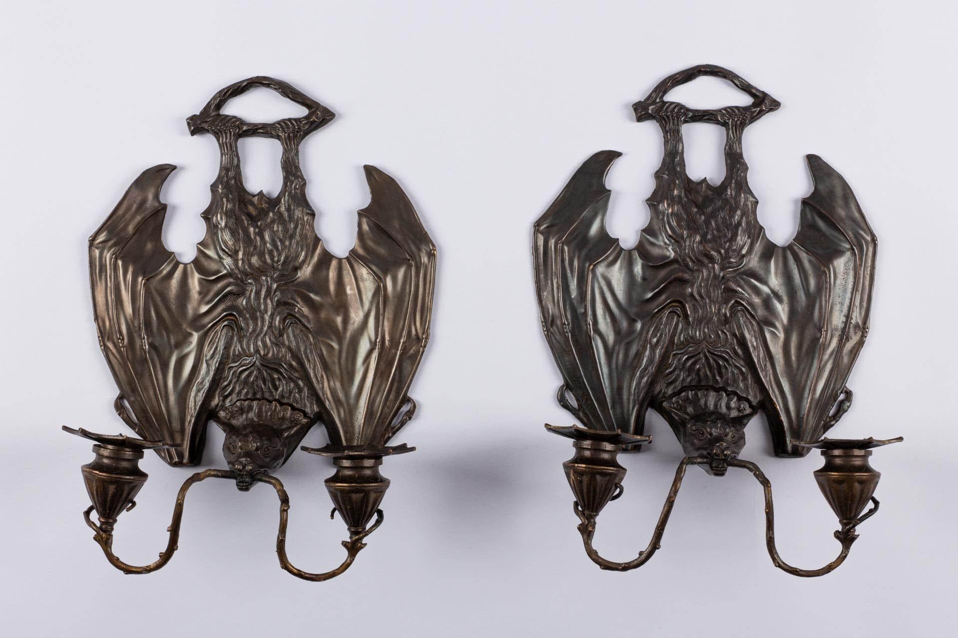 Néo-gothique Paire d'appliques murales en forme de batte en bronze patiné d'après William Tonks & Sons en vente